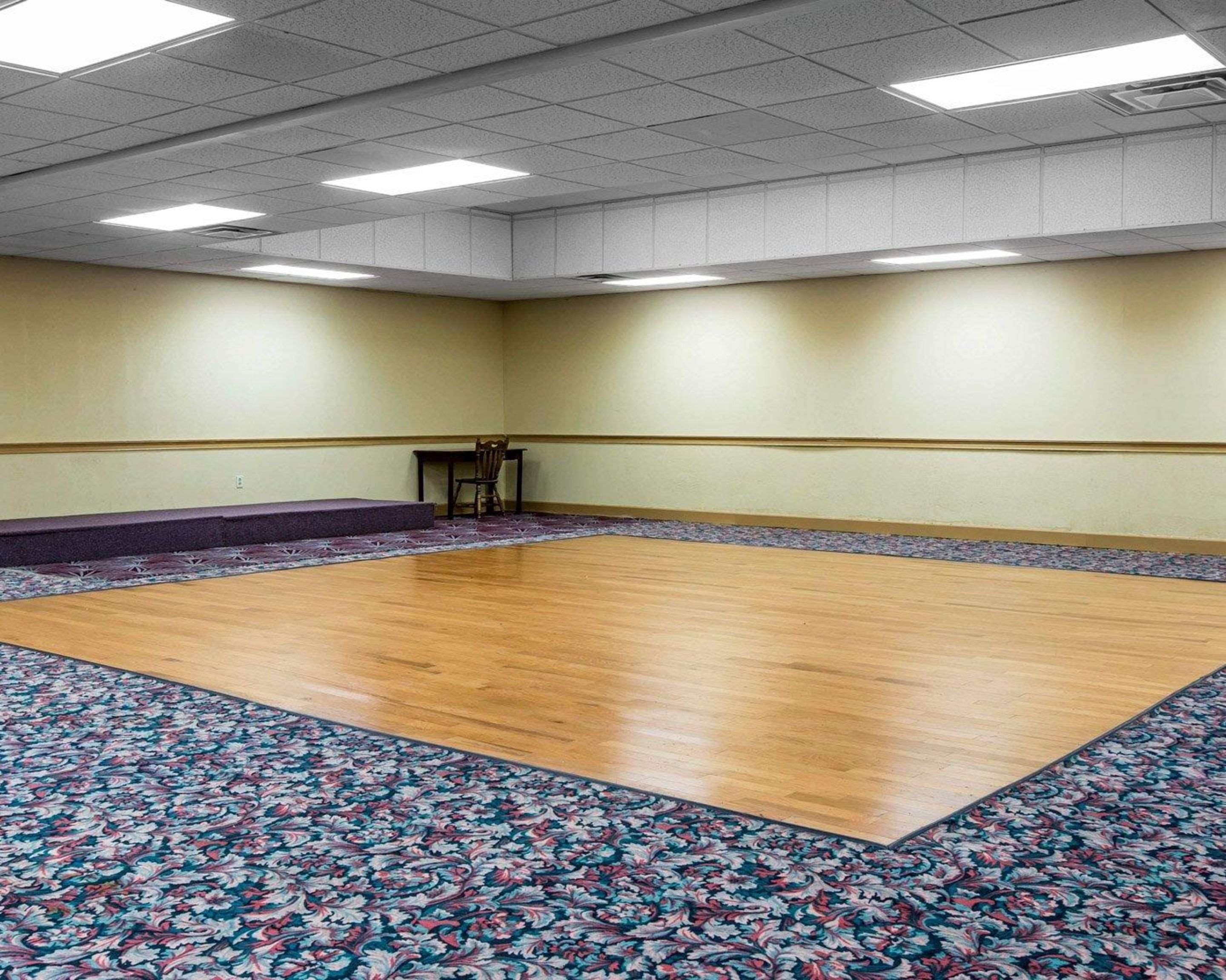Large space for receptions, parties, anniversaries and business meetings | Econo Lodge