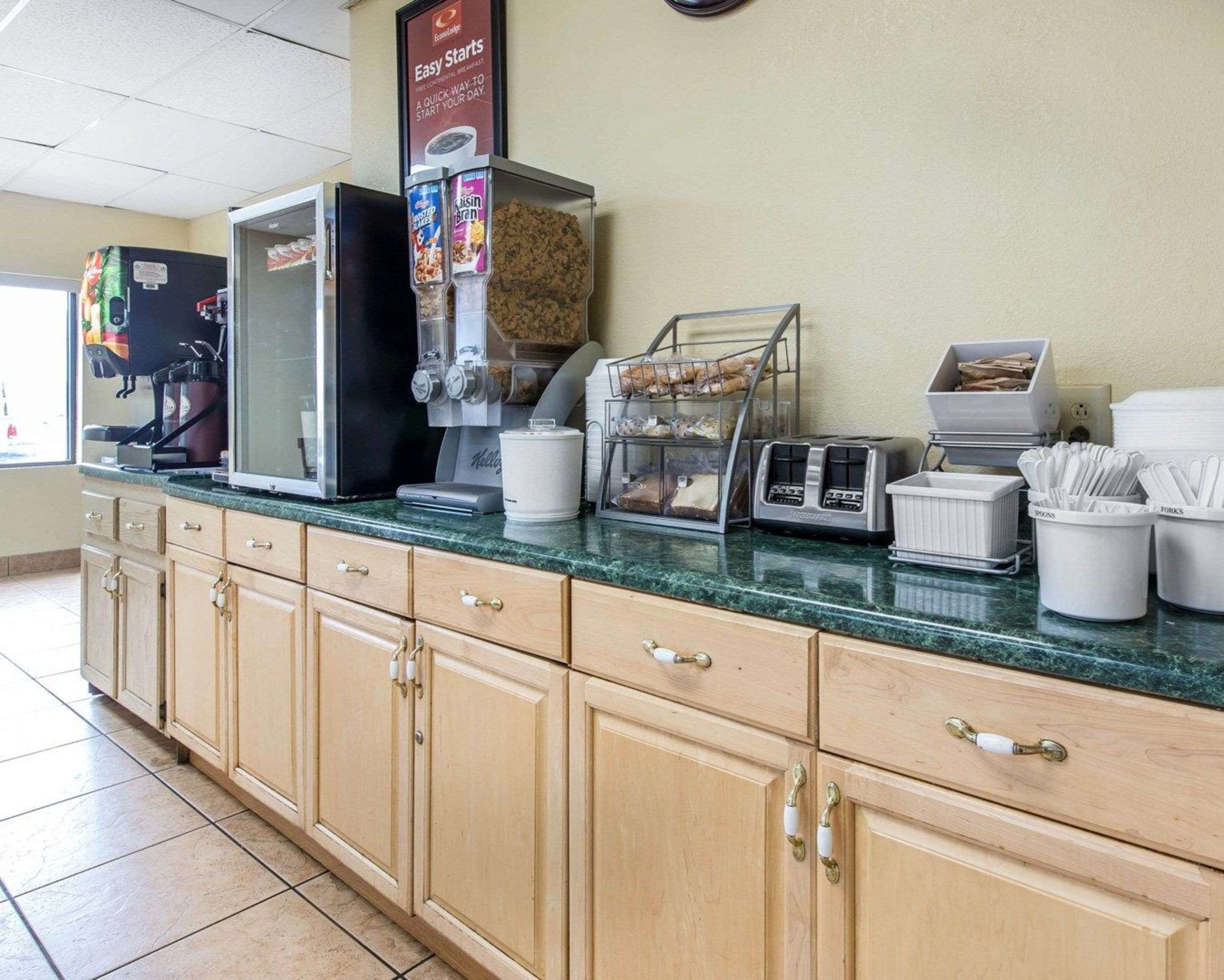 Free breakfast | Econo Lodge