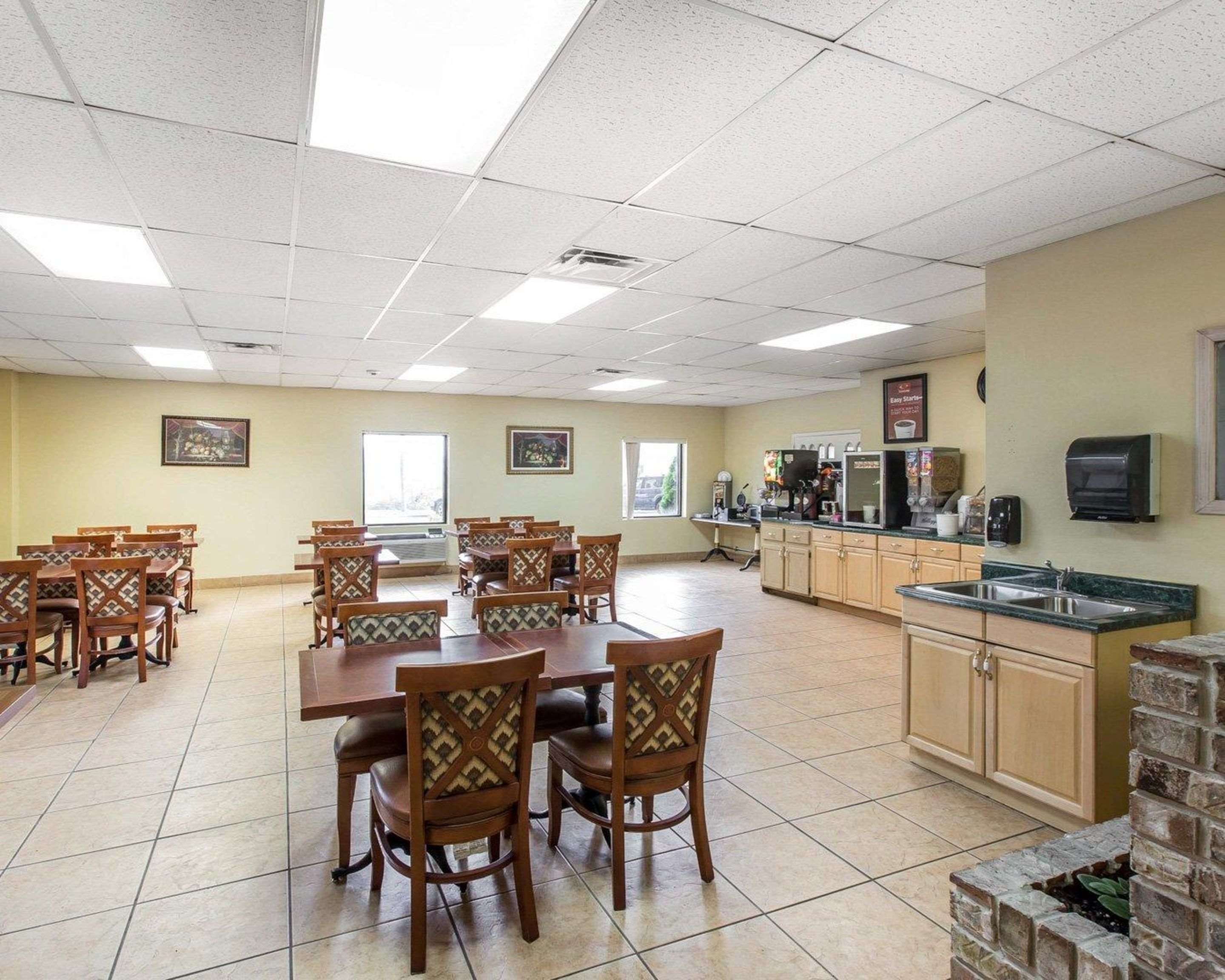 Spacious breakfast area | Econo Lodge