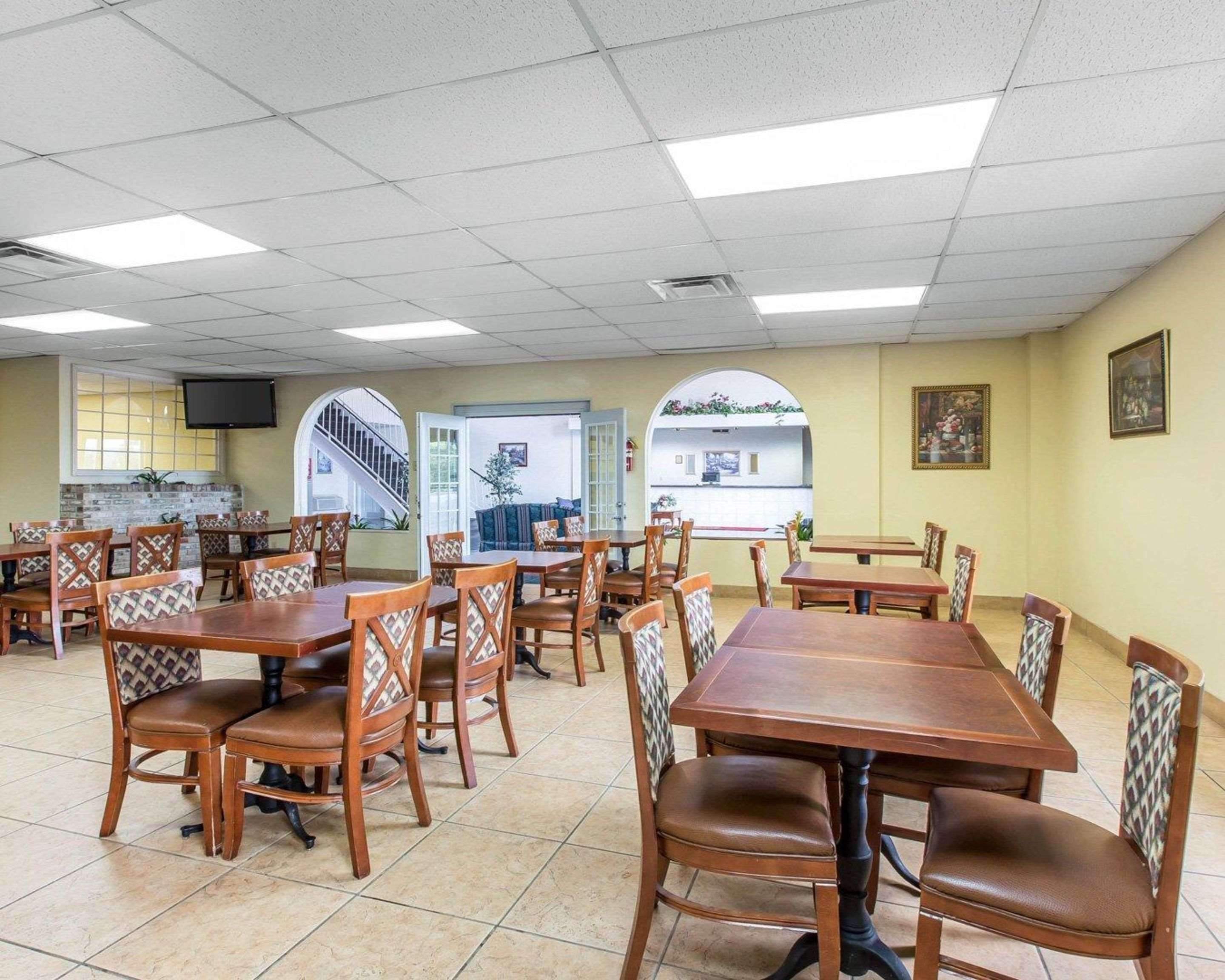 Enjoy breakfast in this seating area | Econo Lodge