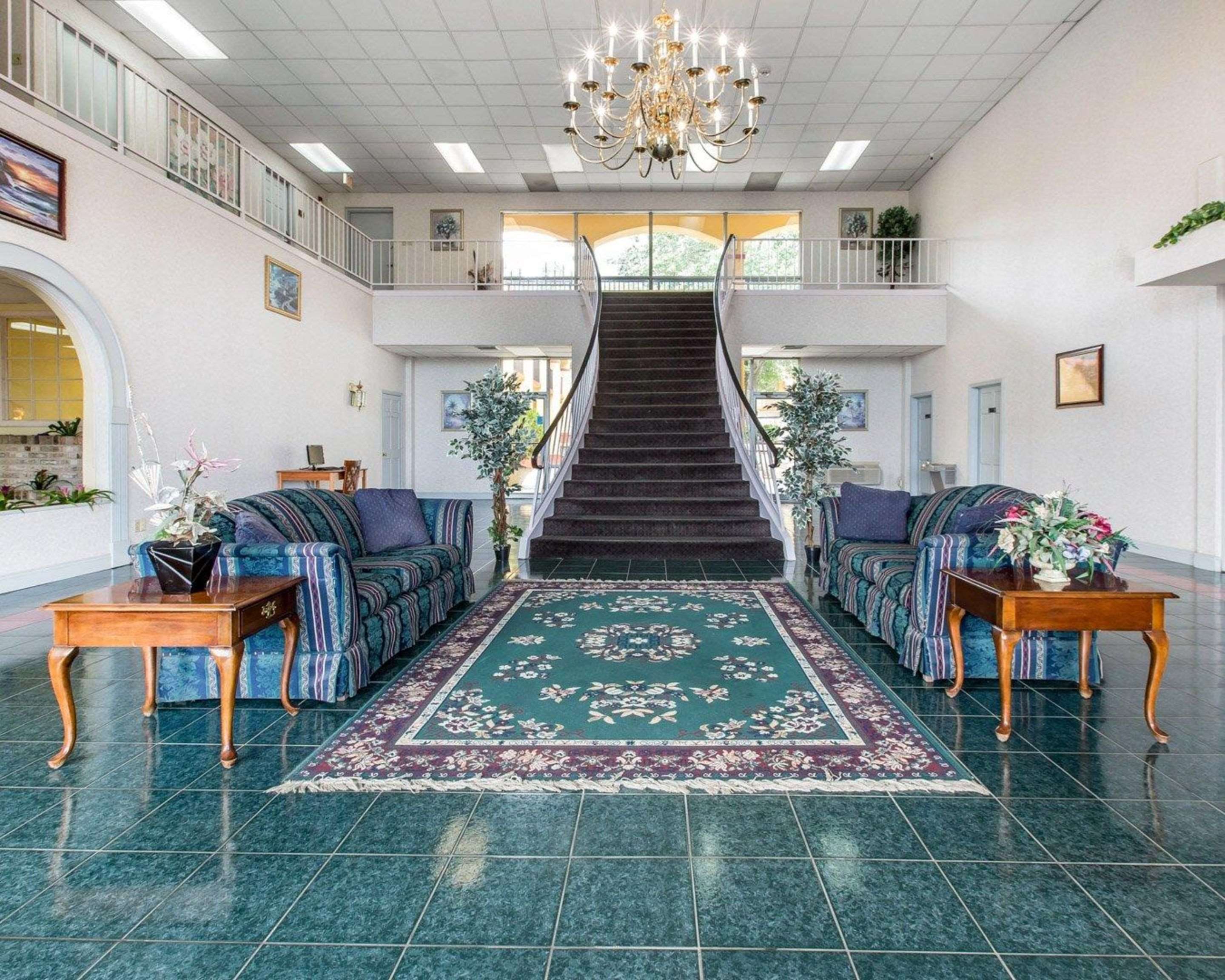 Lobby with sitting area | Econo Lodge