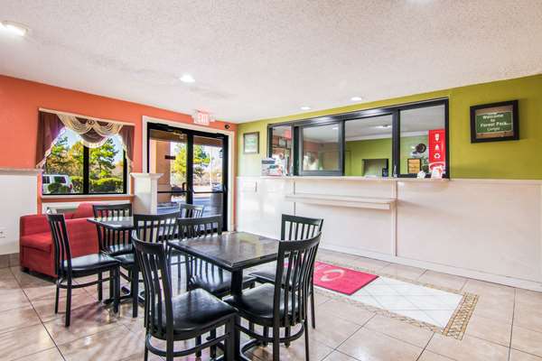  - Econo Lodge Forest Park - I-75, Exit 237