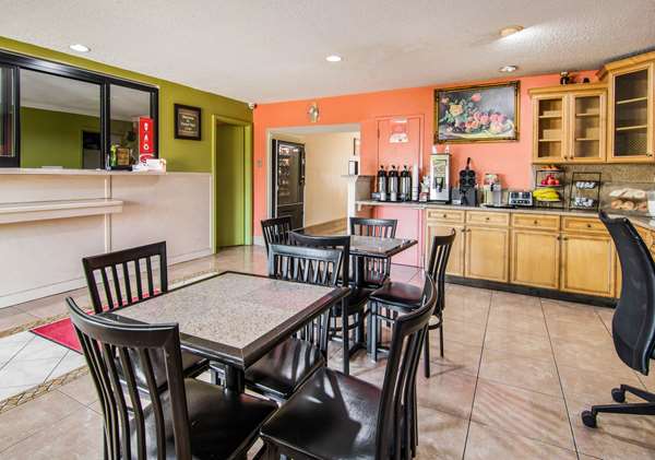 Amenities - Econo Lodge Forest Park - I-75, Exit 237