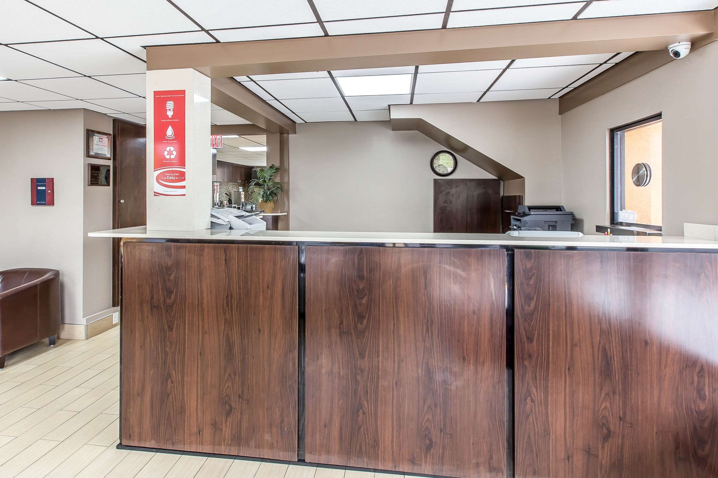 Front desk with friendly staff | Econo Lodge Midtown