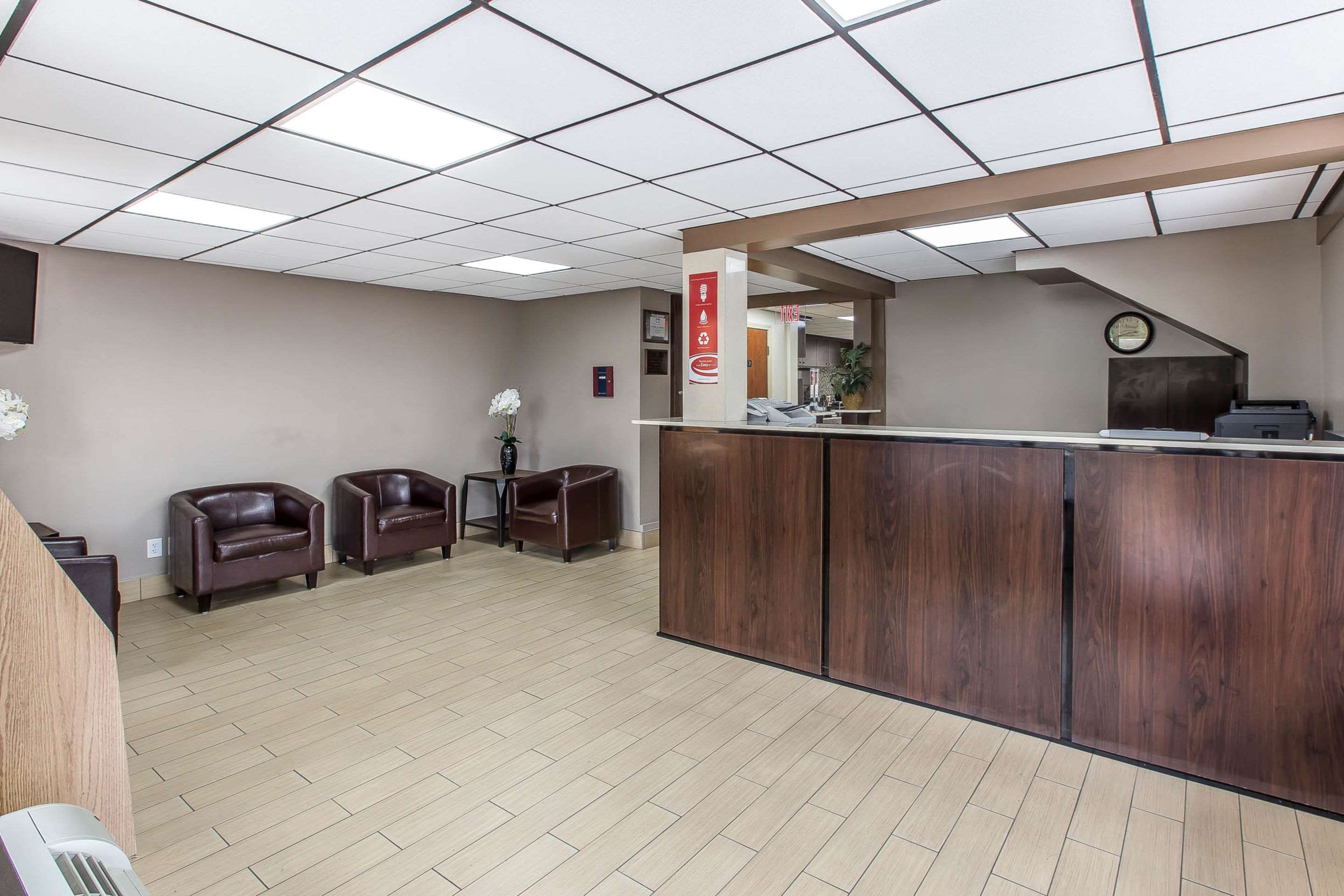 Lobby with sitting area | Econo Lodge Midtown