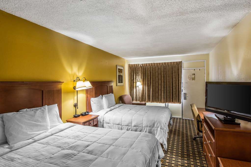 ECONO LODGE-guestroom-Guest Room,On-Site.jpg