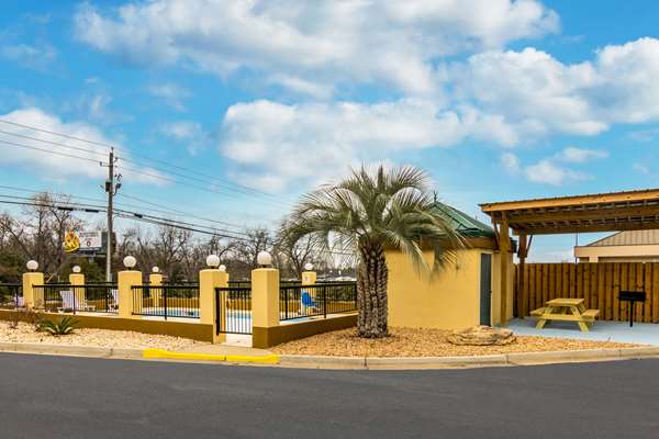 Pool - Quality Inn & Suites Dublin - I-16, Exit 51