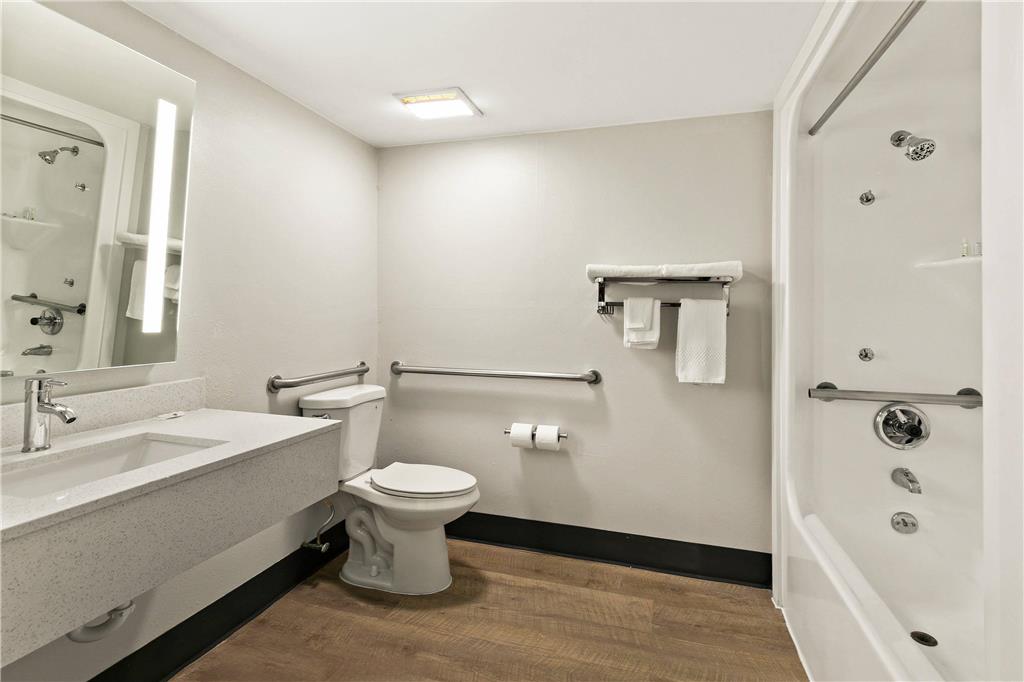 QUALITY INN LAVONIA-guestroom-Guest Room,Bathroom,On-Site.jpg