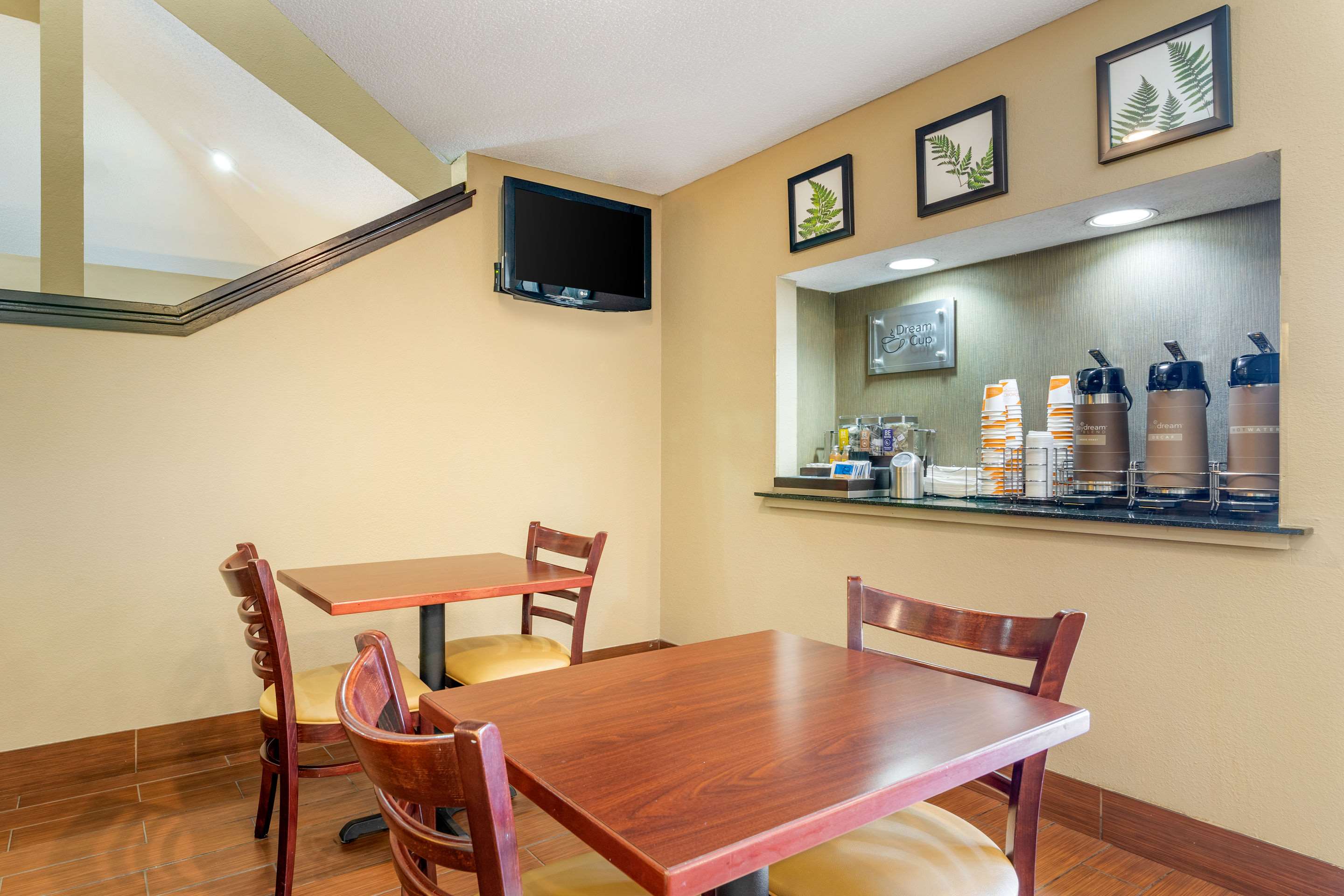 Breakfast area | Sleep Inn I-95 North Savannah