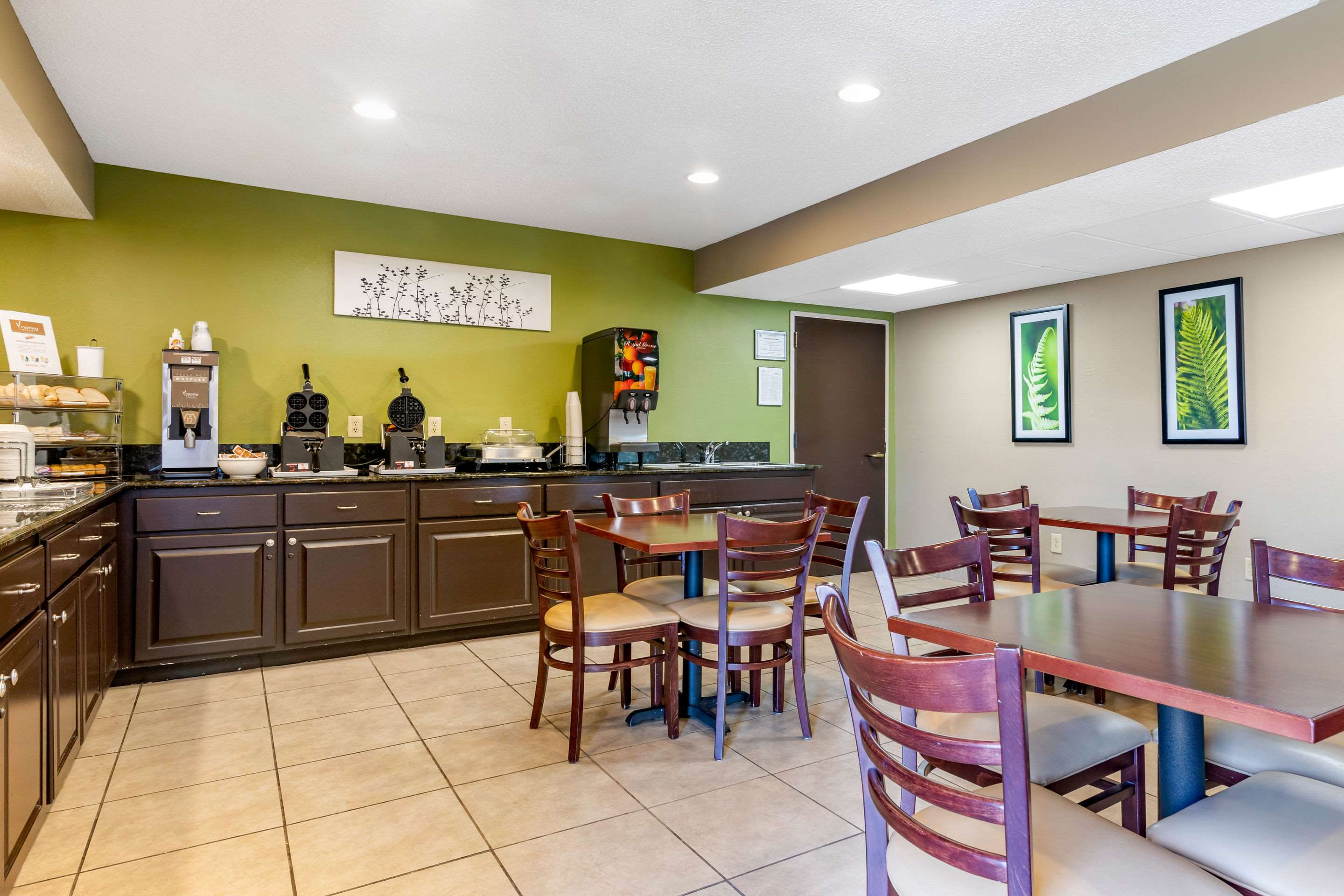 Breakfast area | Sleep Inn I-95 North Savannah