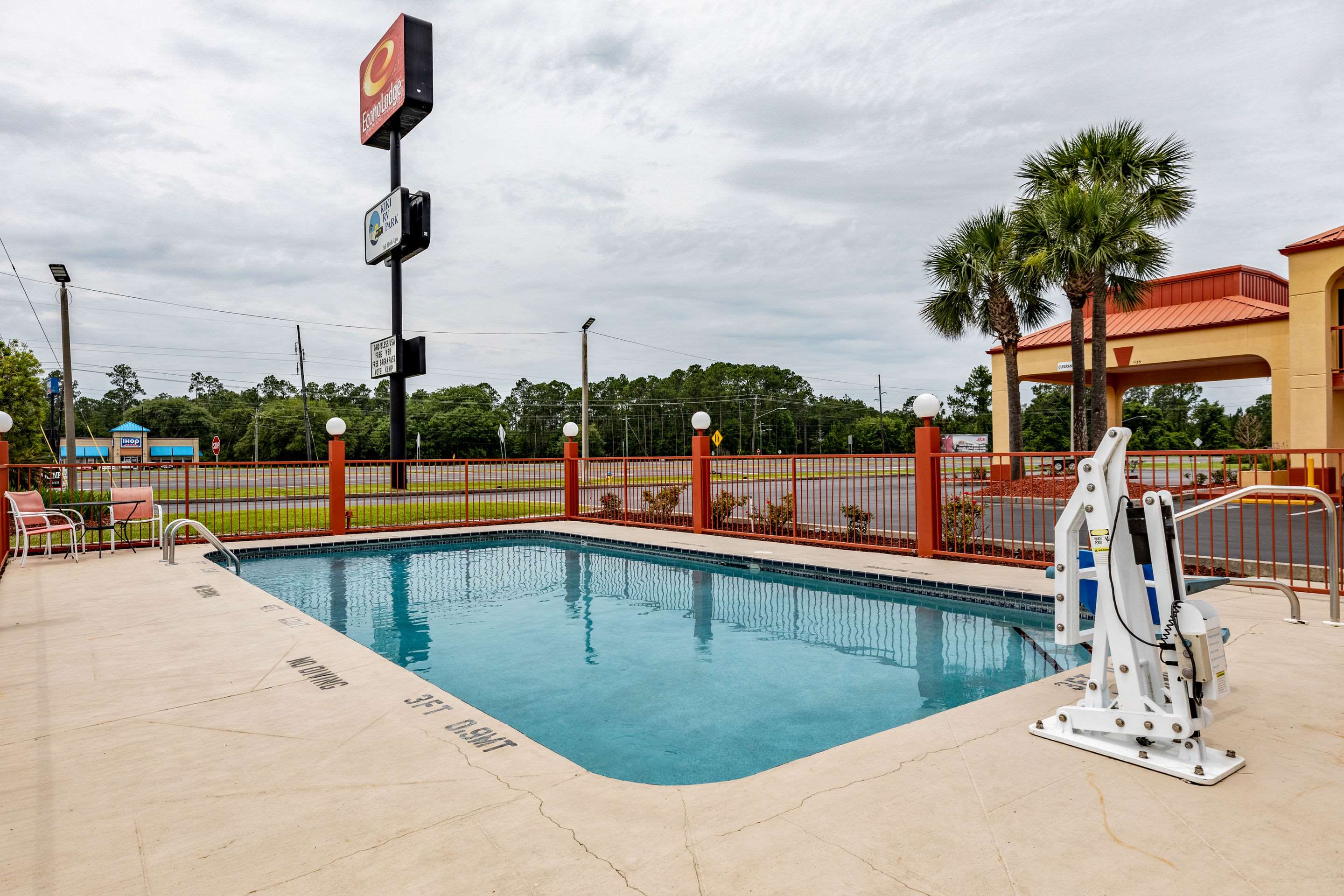 Outdoor pool | Econo Lodge Kingsland