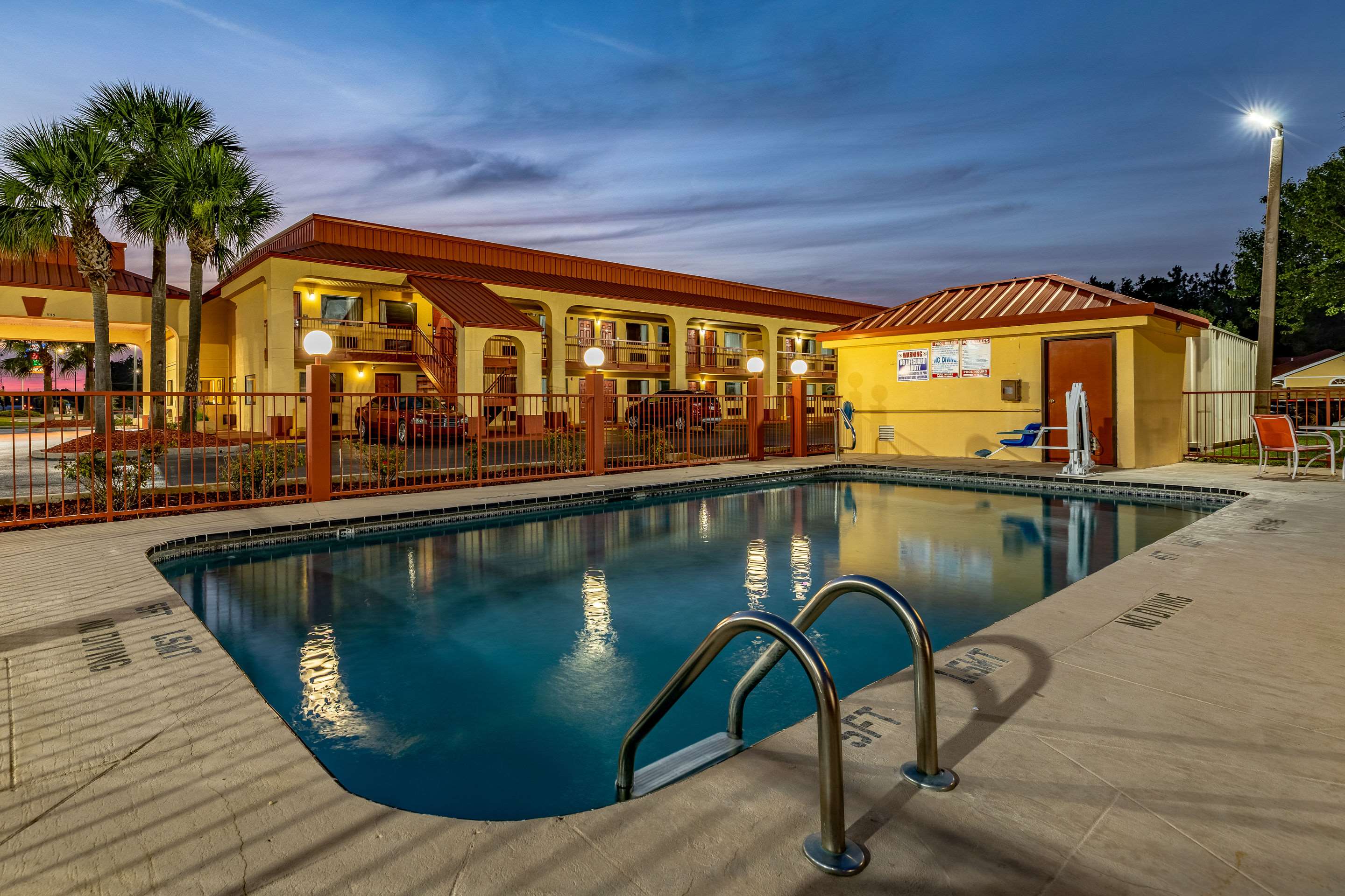 Hotel at night | Econo Lodge Kingsland