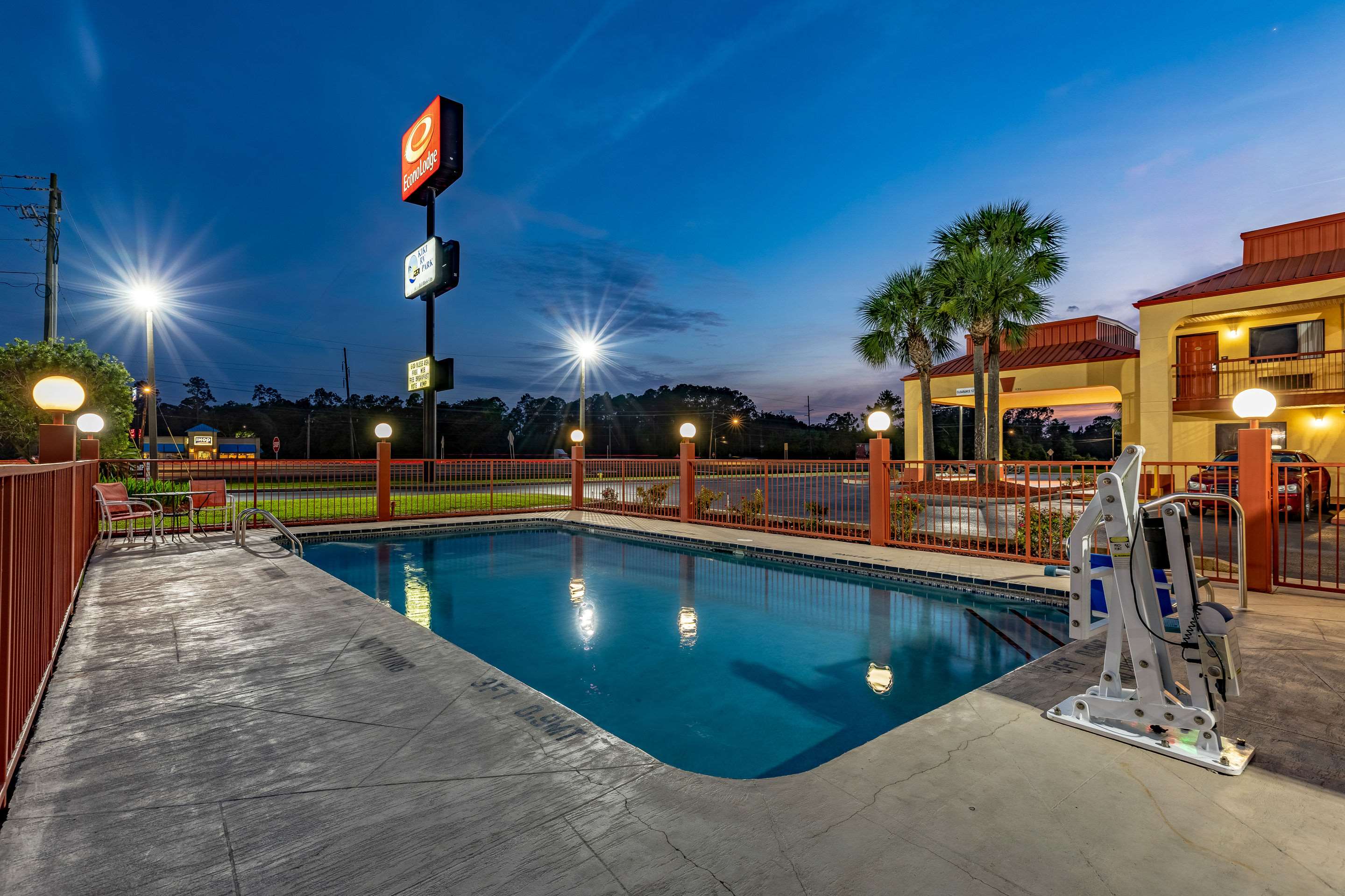 Hotel at night | Econo Lodge Kingsland