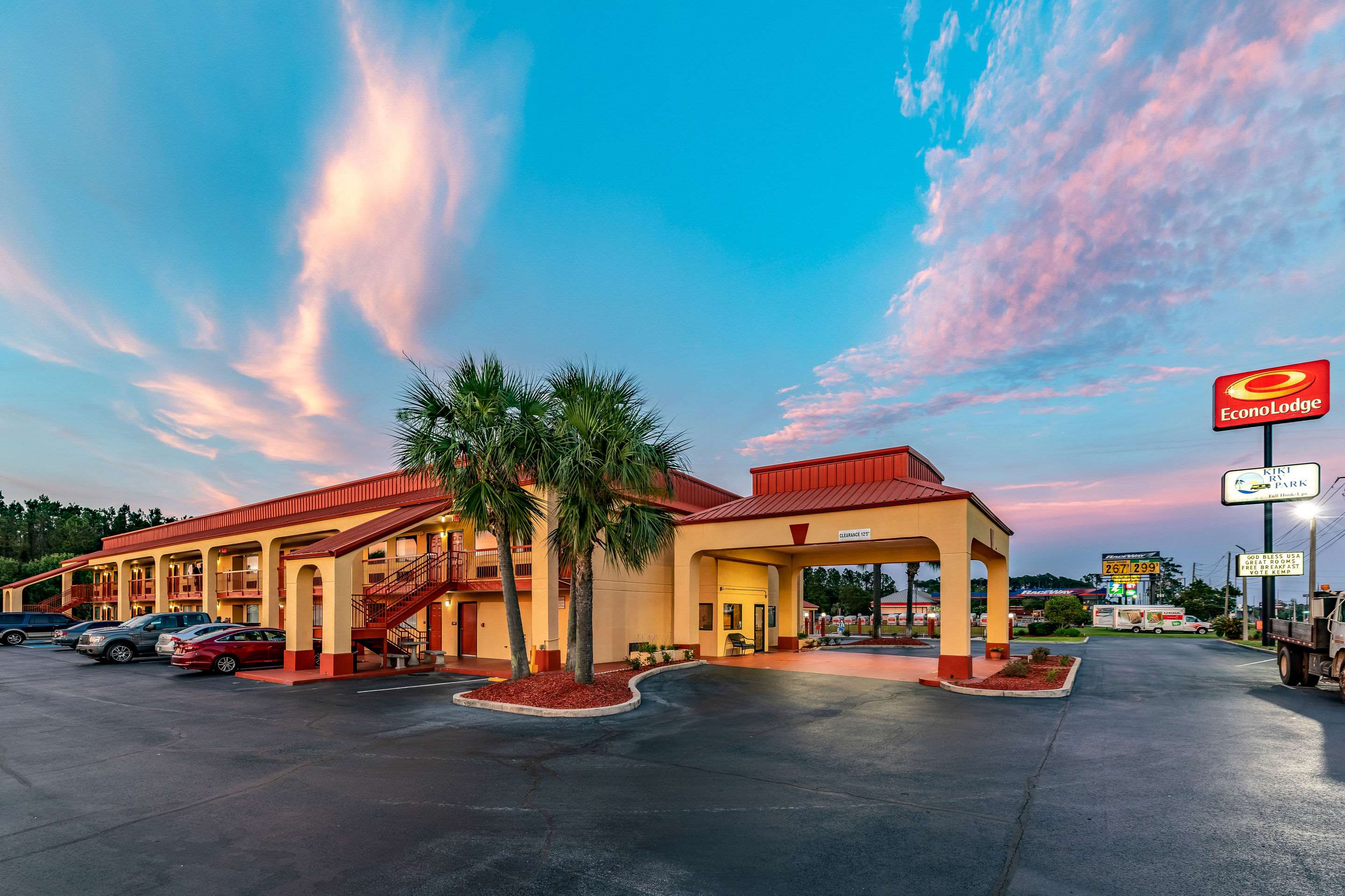Hotel at night | Econo Lodge Kingsland