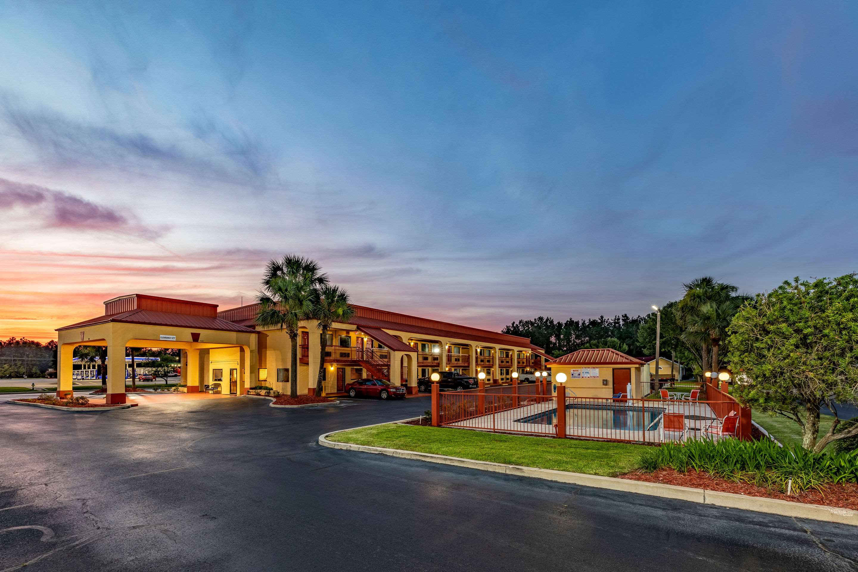 Hotel at night | Econo Lodge Kingsland