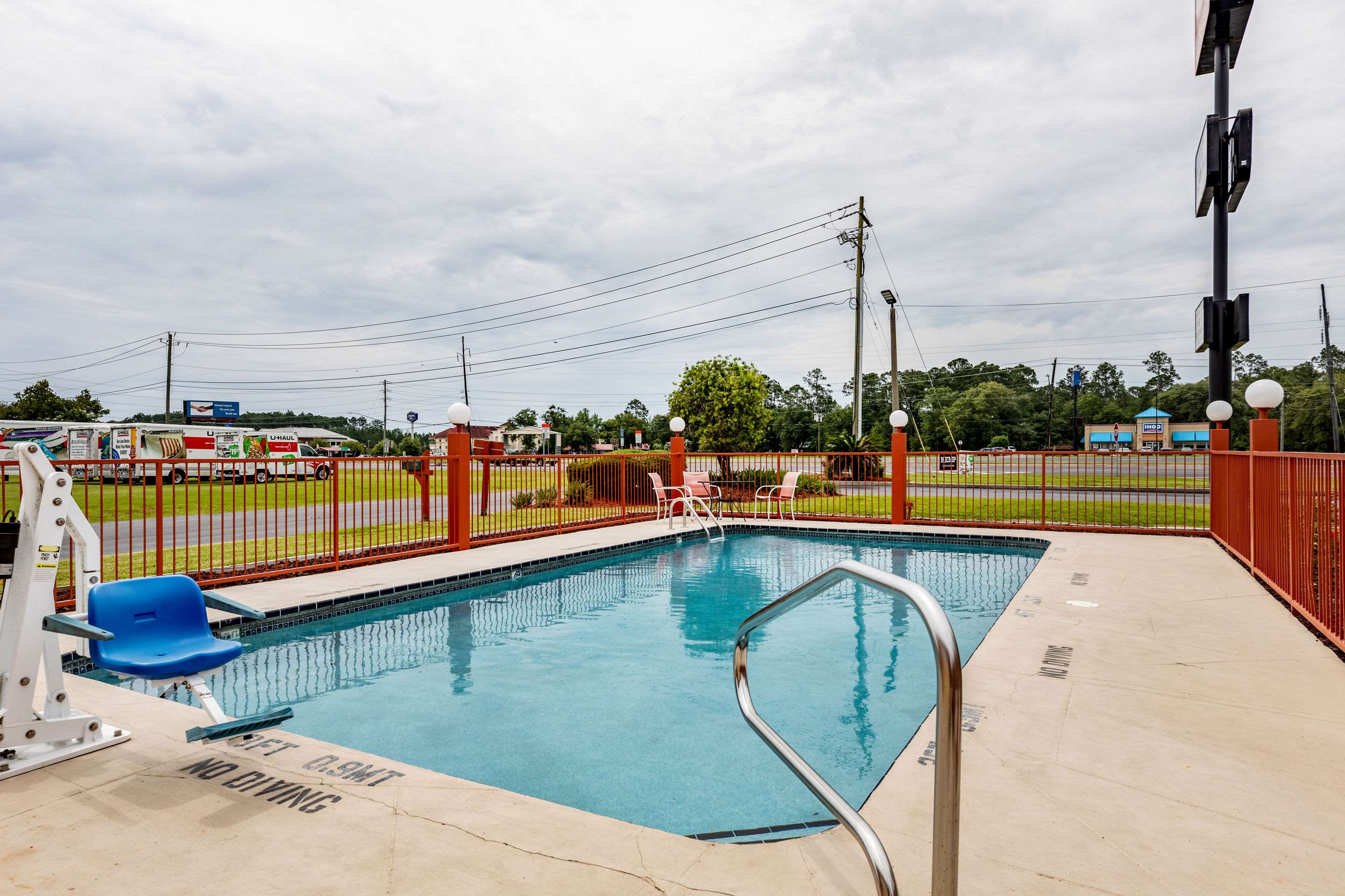 Outdoor pool | Econo Lodge Kingsland