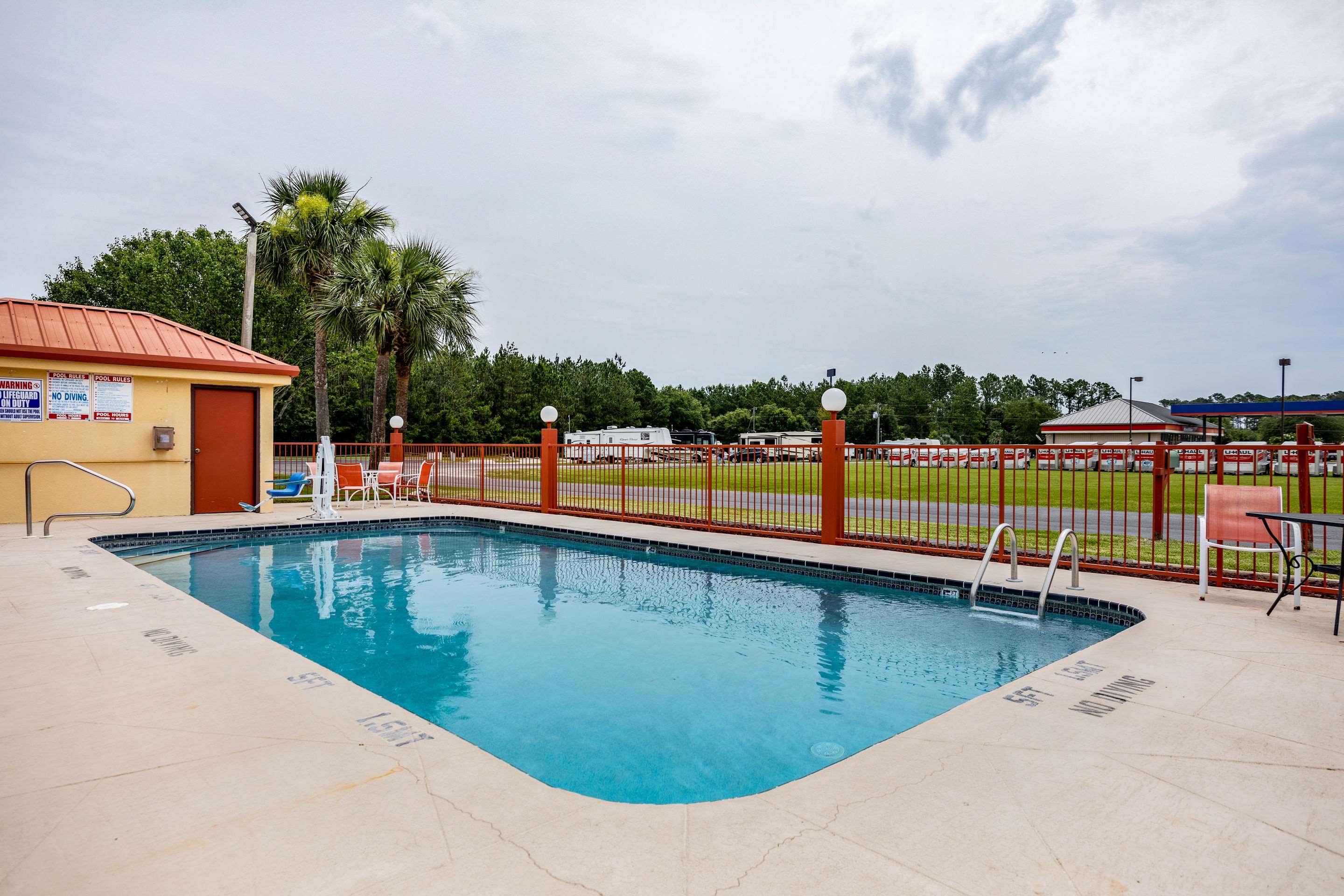 Outdoor pool | Econo Lodge Kingsland