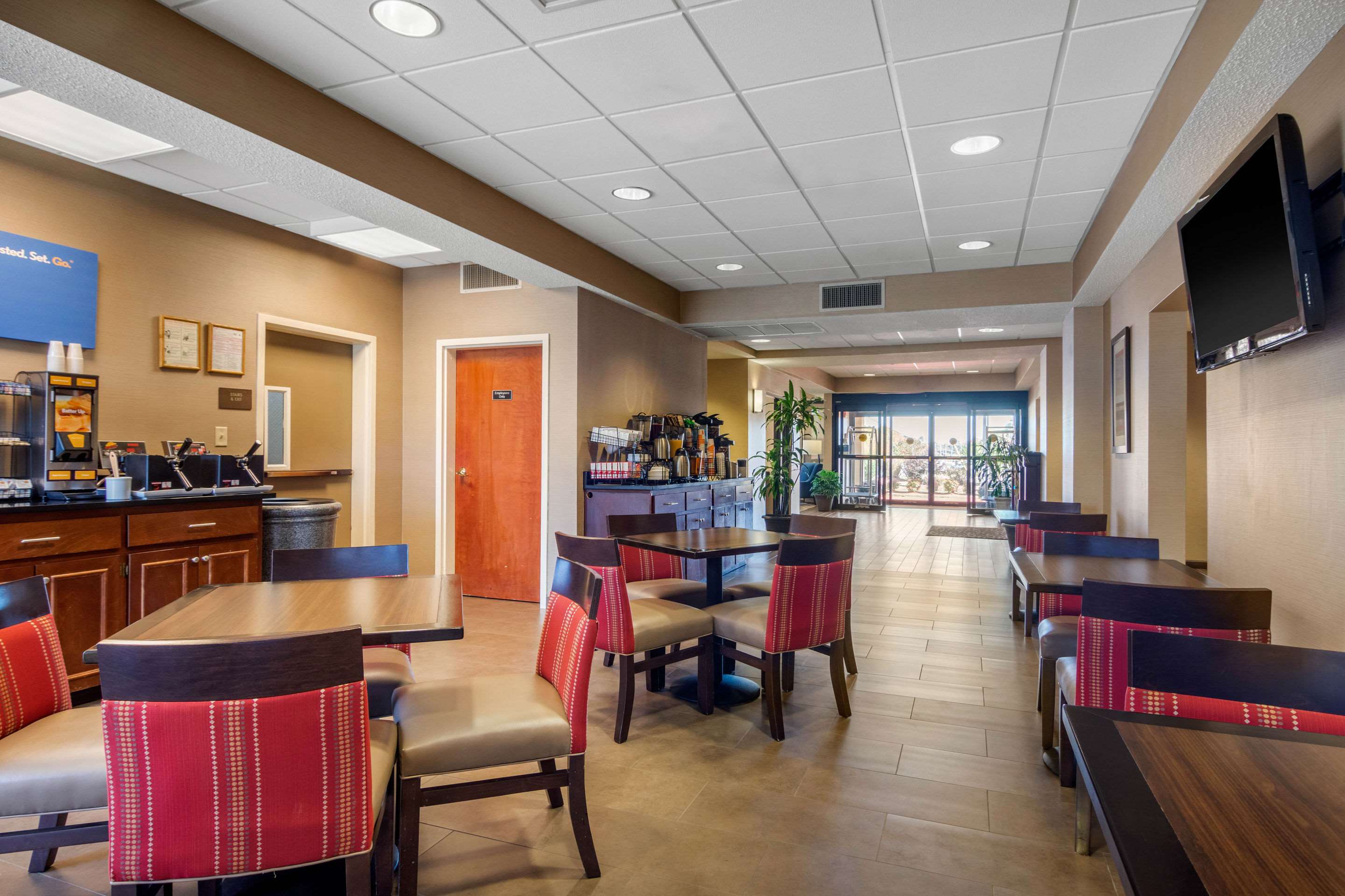 Breakfast area | Comfort Inn & Suites La Grange