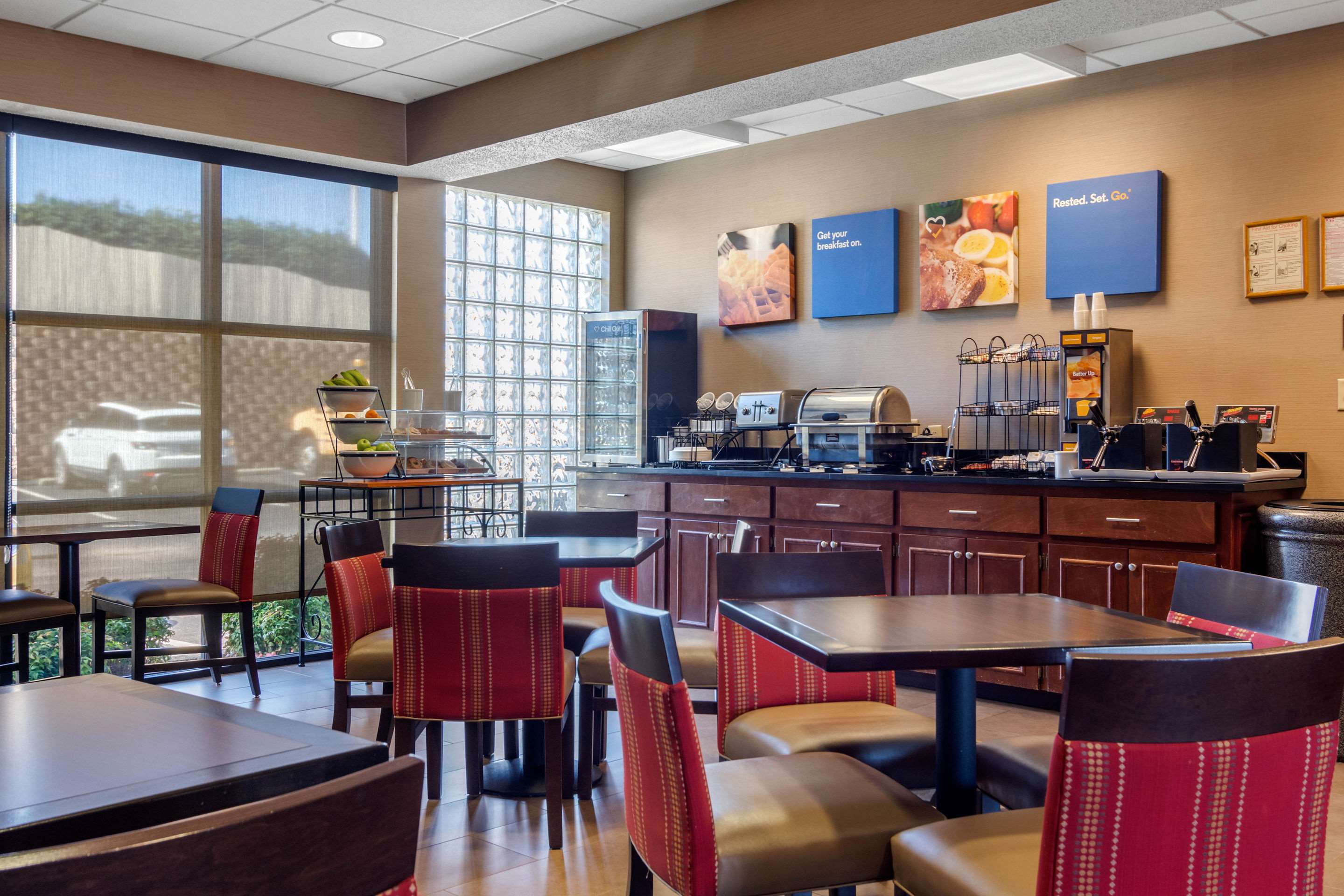 Breakfast area | Comfort Inn & Suites La Grange