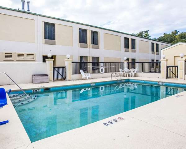 Pool - Quality Inn Darien - I-95, Exit 49