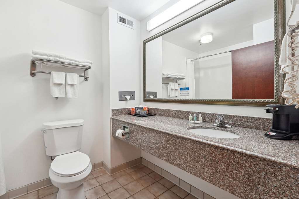 QUALITY INN AND SUITES DAWSONVILLE-guestroom-Guest Room,Bathroom,On-Site.jpg