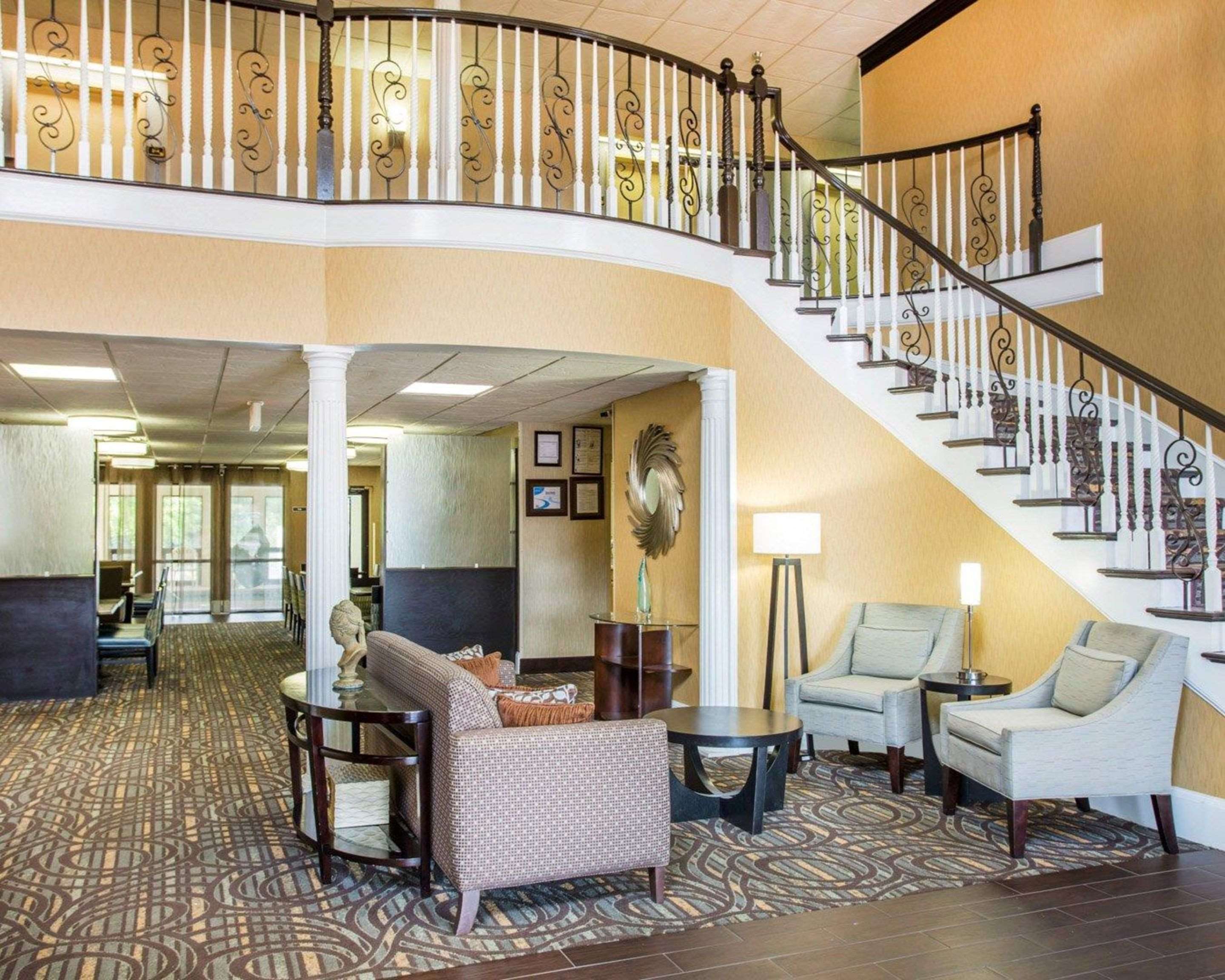 Lobby with sitting area | Comfort Inn & Suites at Stone Mountain