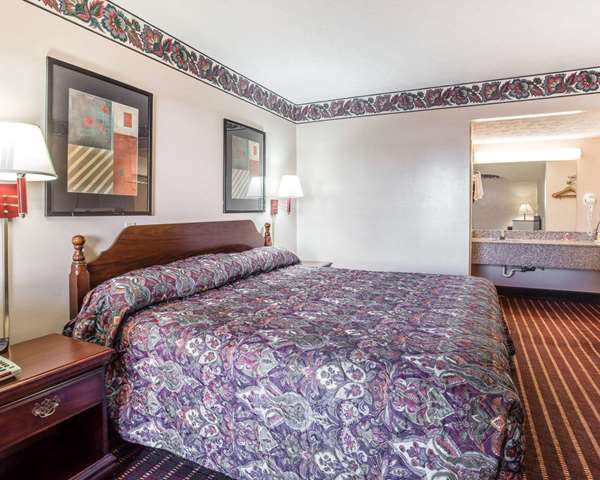  - Econo Lodge McDonough - I-75, Exit 218