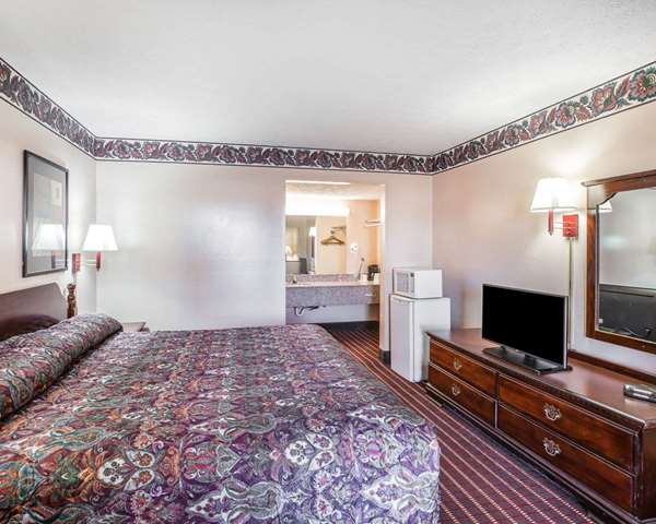  - Econo Lodge McDonough - I-75, Exit 218