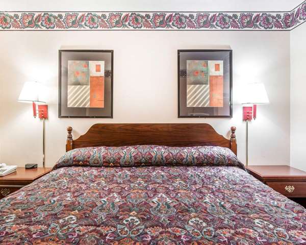  - Econo Lodge McDonough - I-75, Exit 218