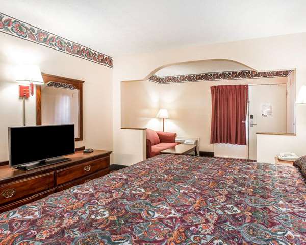  - Econo Lodge McDonough - I-75, Exit 218