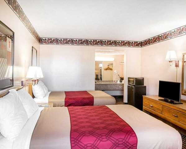  - Econo Lodge McDonough - I-75, Exit 218