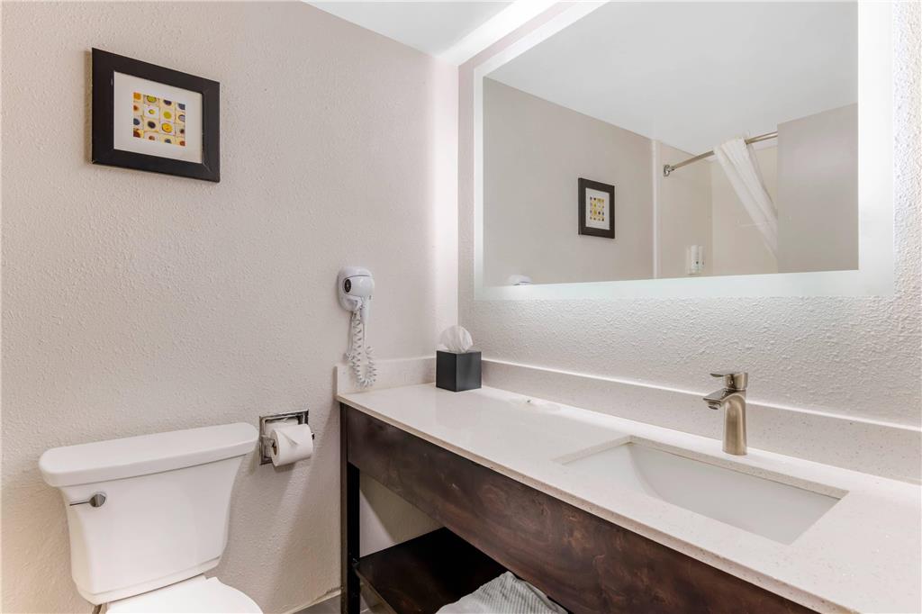 QUALITY INN AND SUITES UNION CITY-A-guestroom-Guest Room,Bathroom,On-Site.jpg