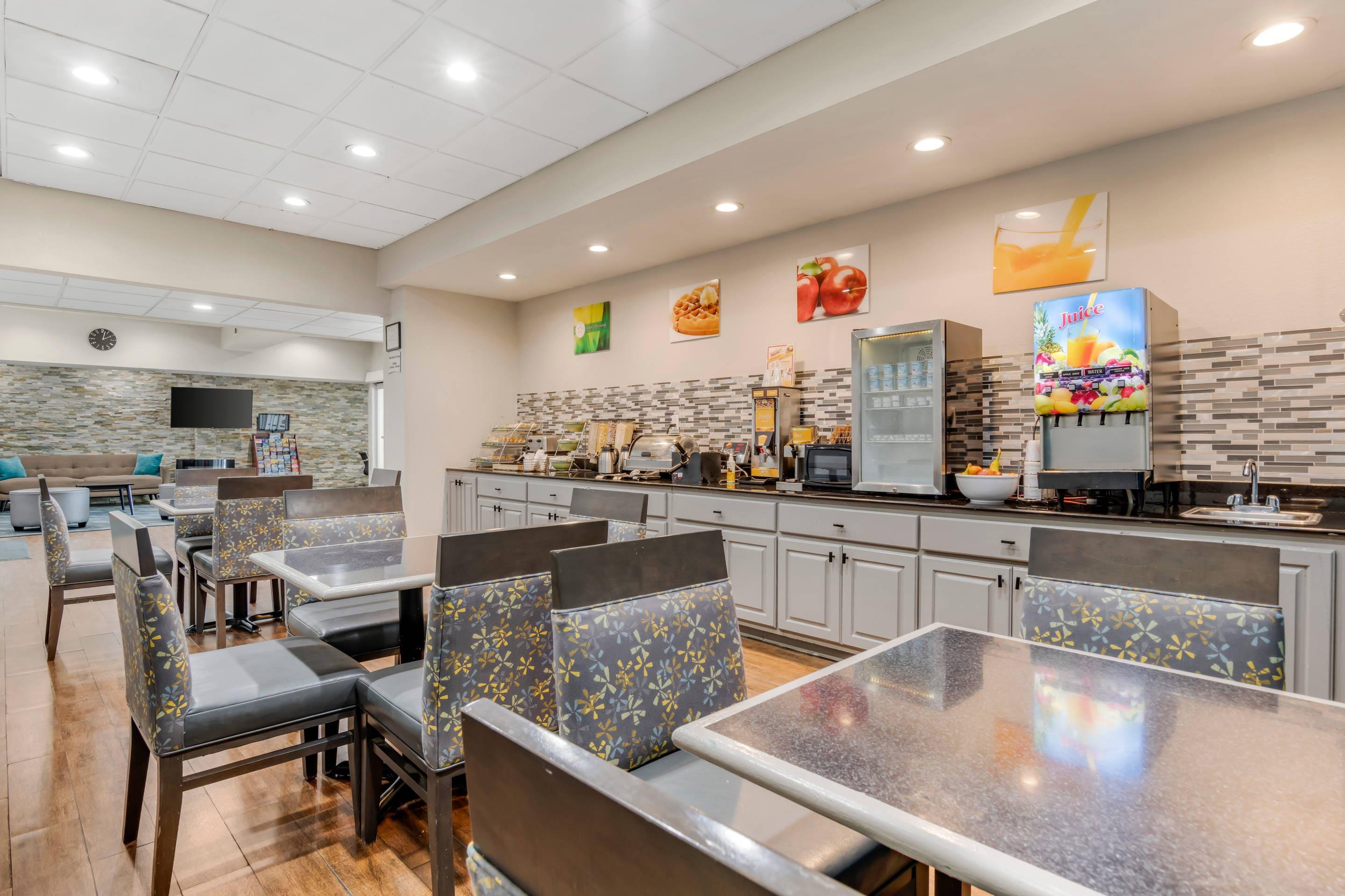 Breakfast area | Quality Inn & Suites Union City - Atlanta South
