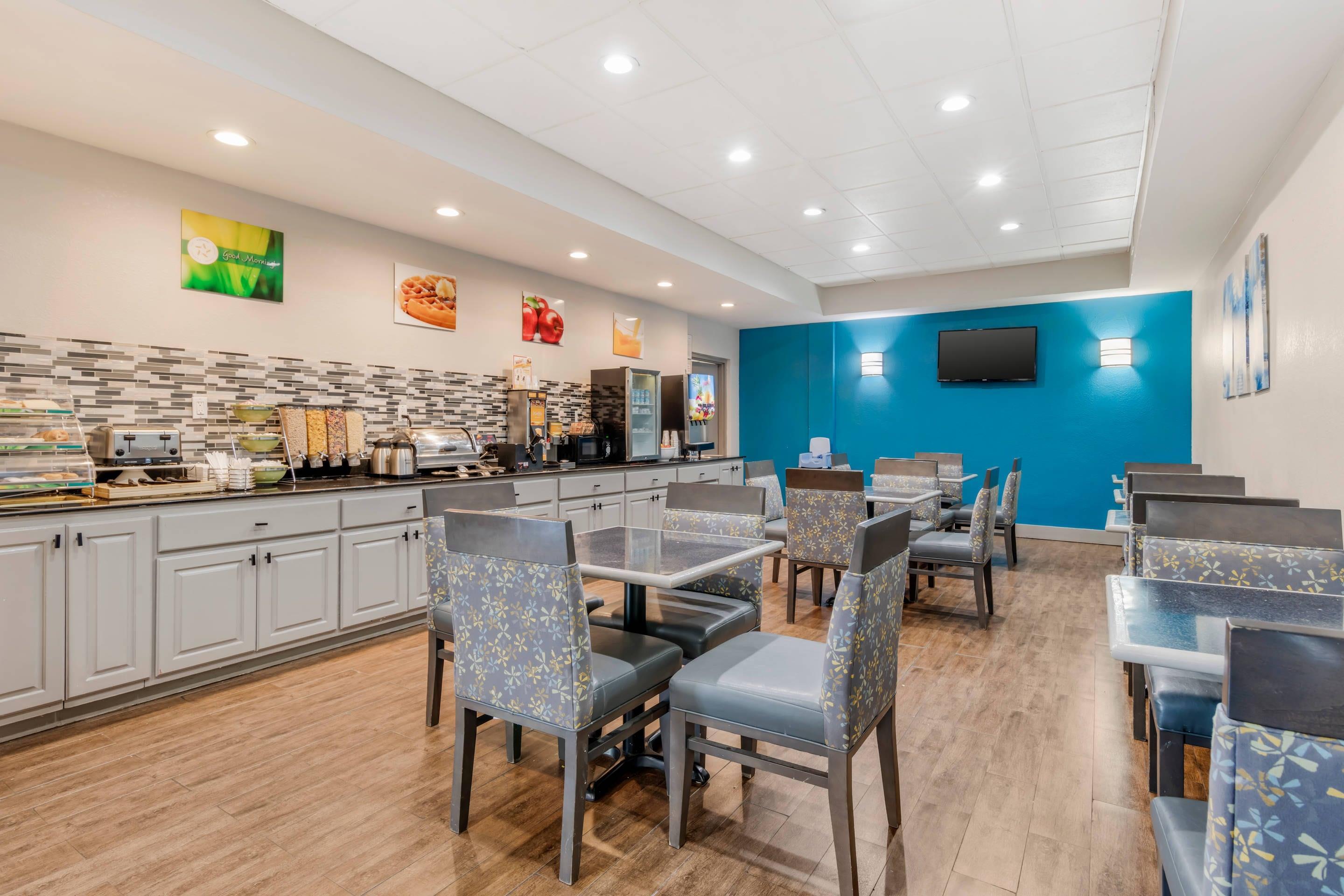 Breakfast area | Quality Inn & Suites Union City - Atlanta South
