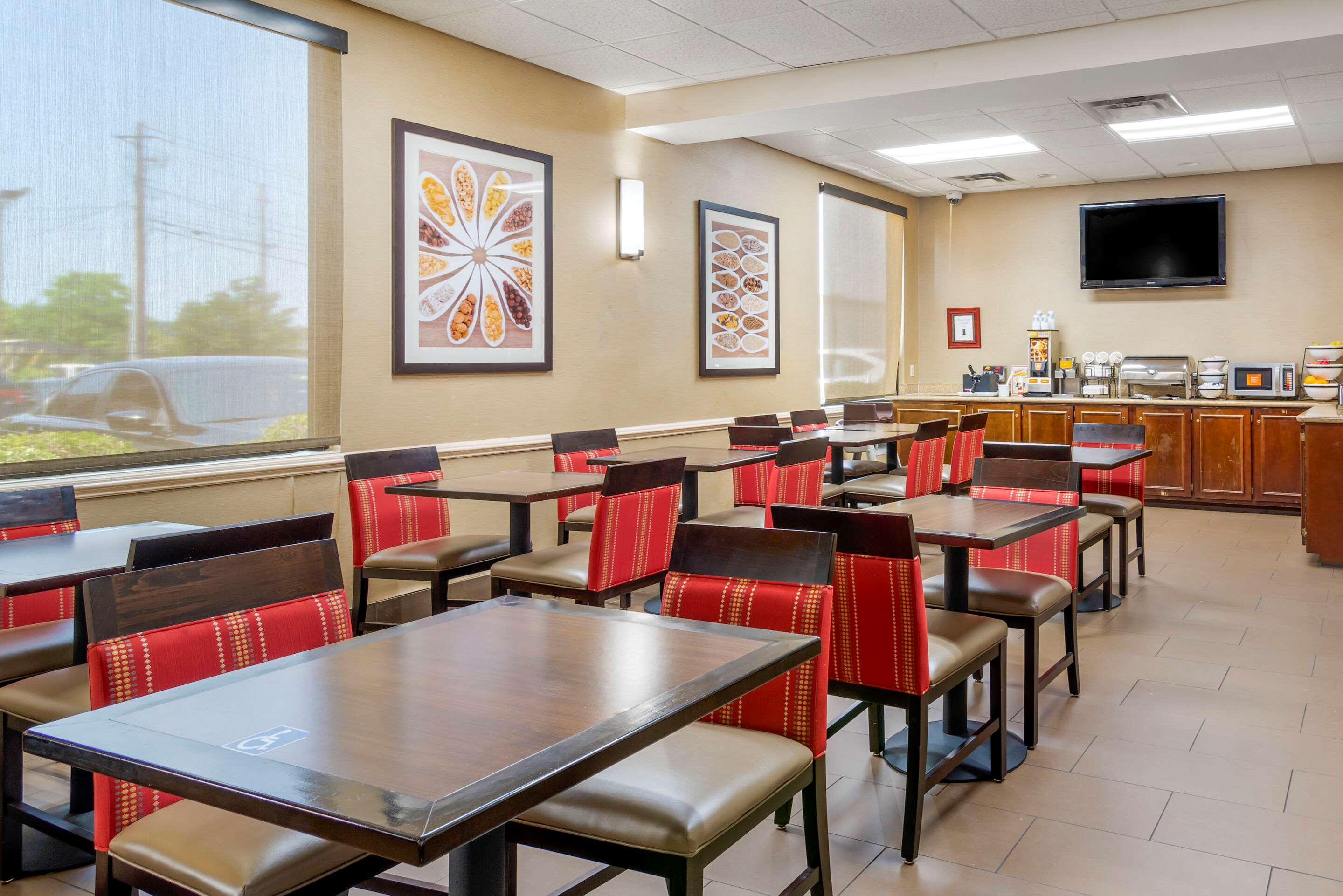 Breakfast area | Comfort Inn Columbus Near Fort Moore