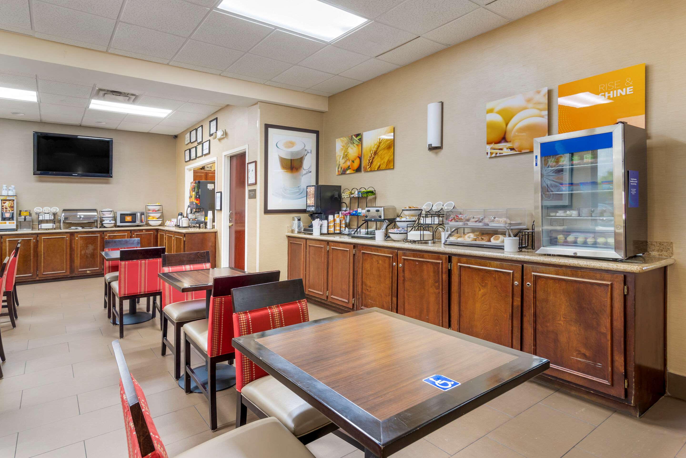 Breakfast area | Comfort Inn Columbus Near Fort Moore