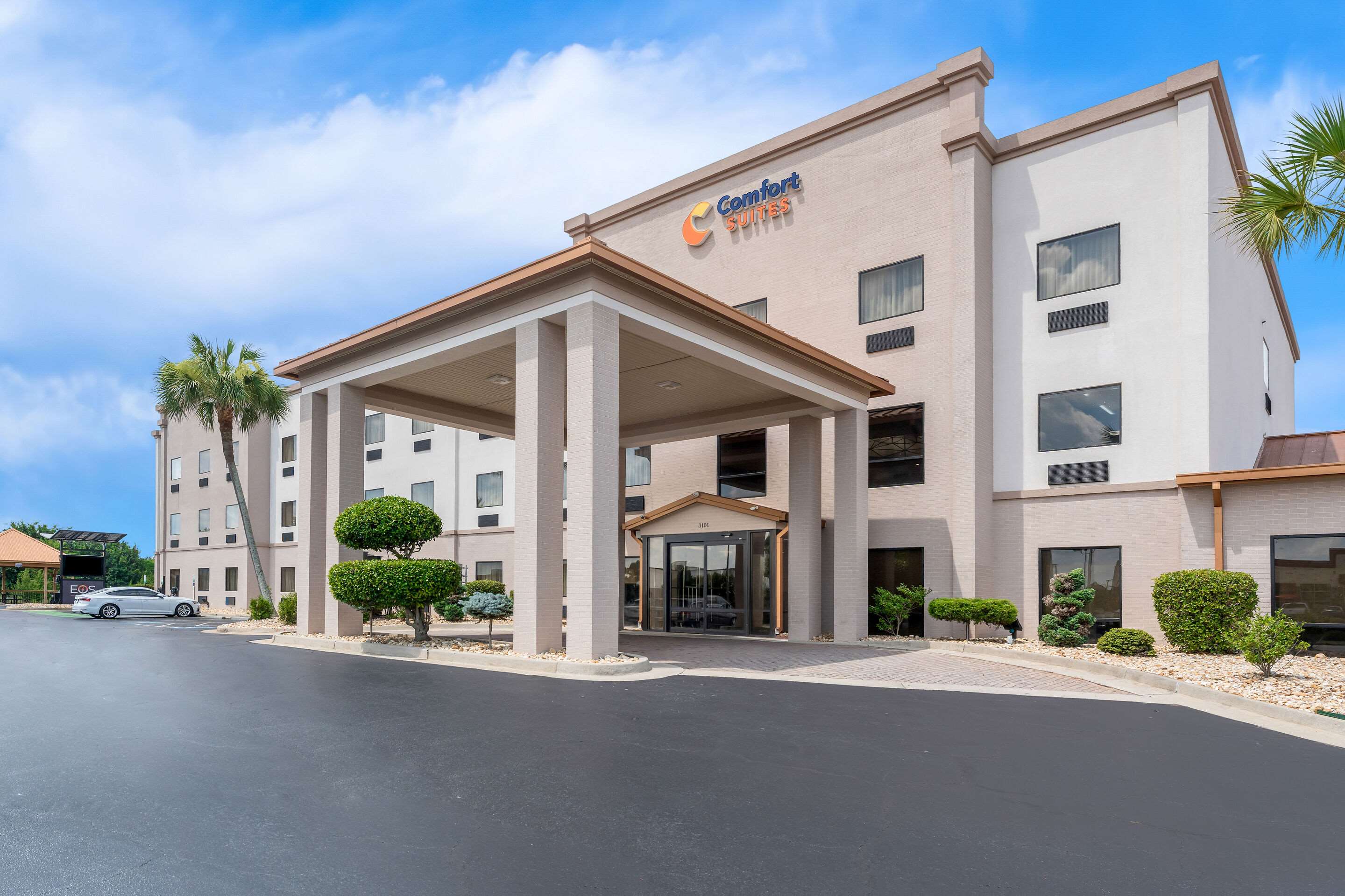Hotel exterior | Comfort Suites near Robins Air Force Base