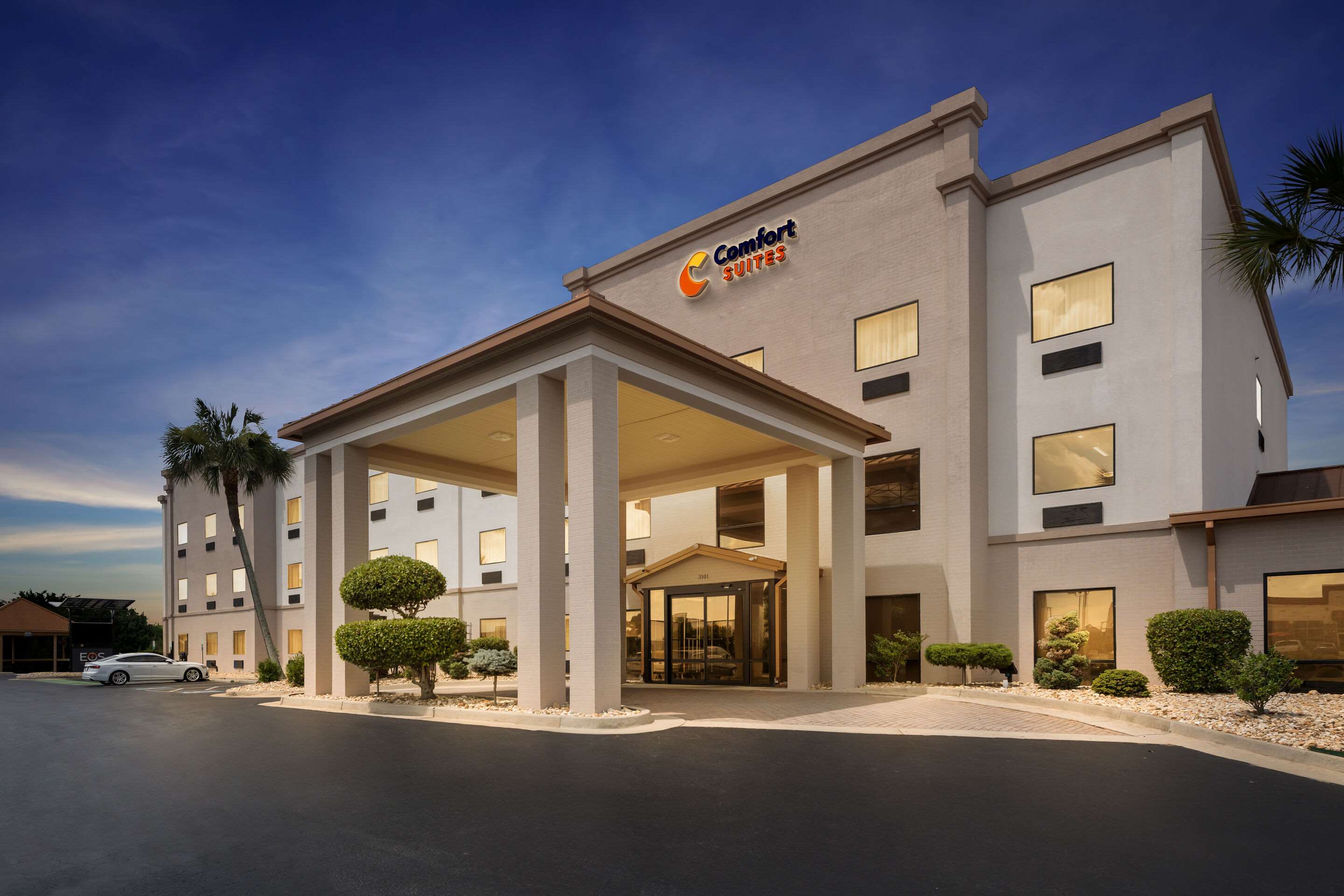 Hotel exterior | Comfort Suites near Robins Air Force Base
