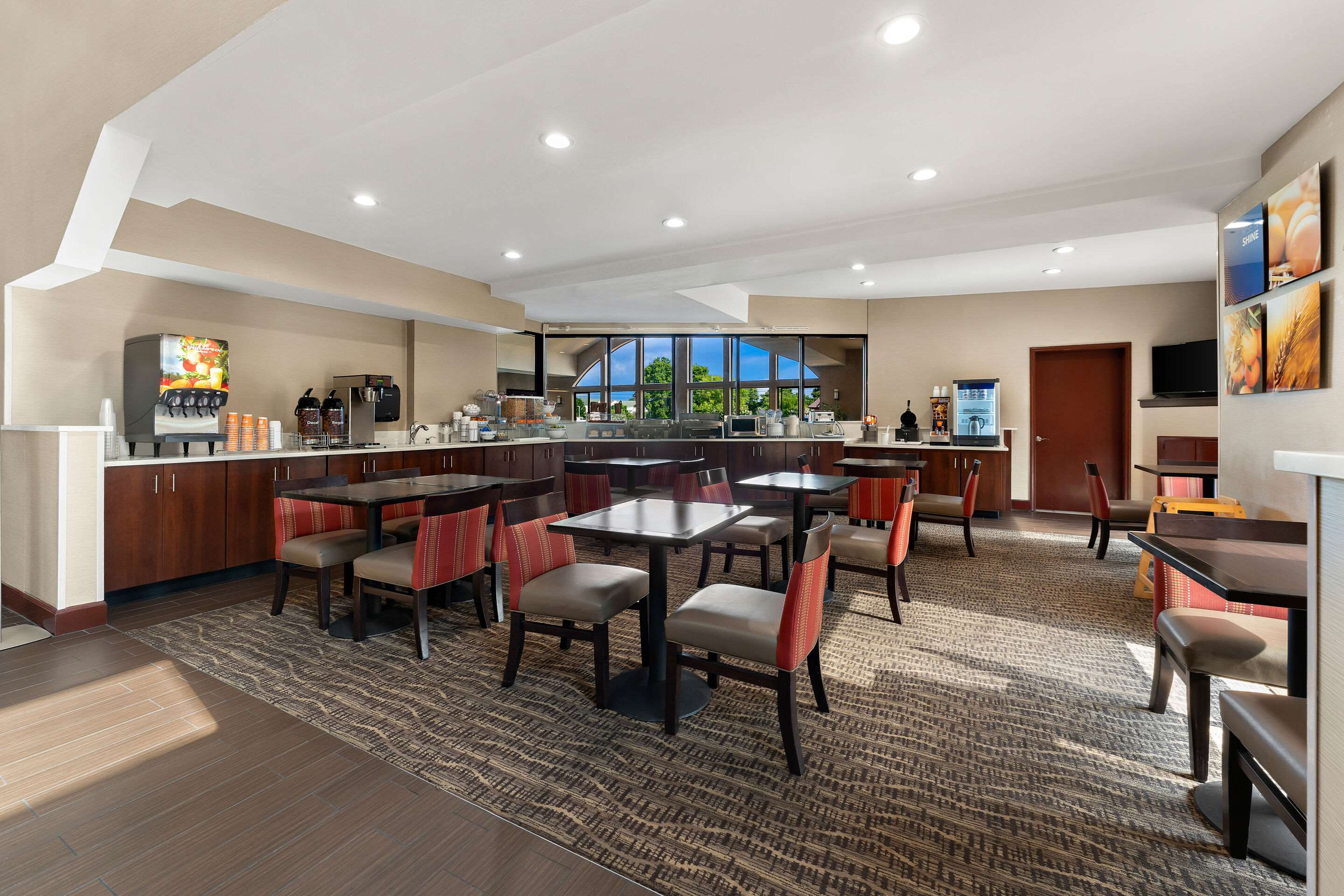 Breakfast area | Comfort Suites near Robins Air Force Base