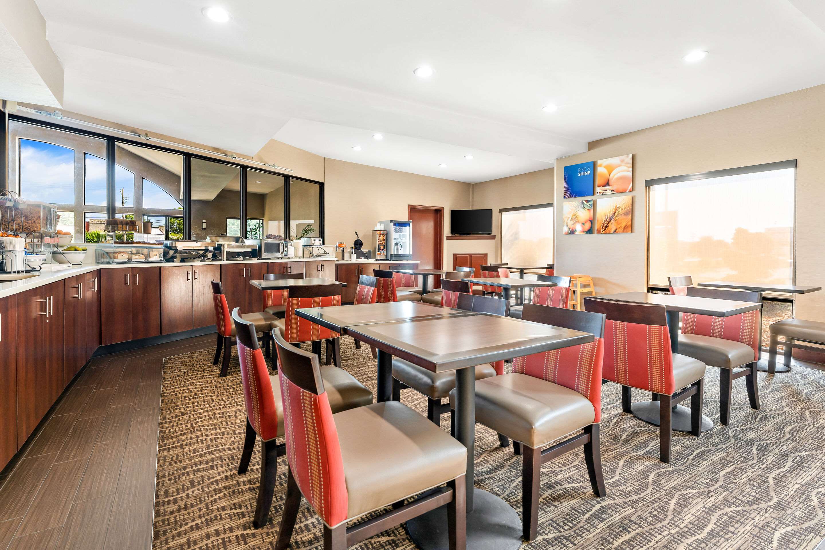 Breakfast area | Comfort Suites near Robins Air Force Base