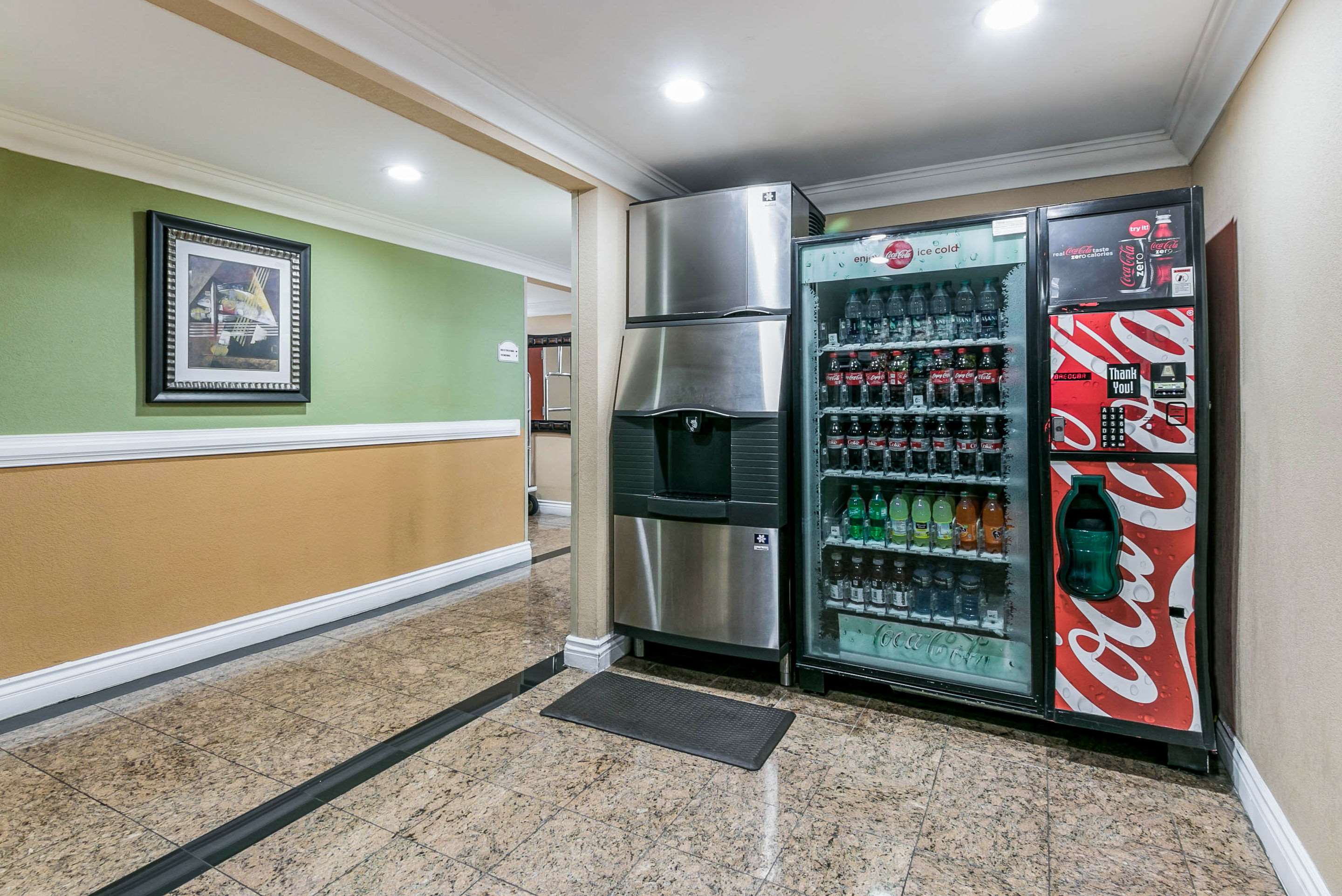 Hotel vending area | Quality Inn & Suites Atlanta Airport South