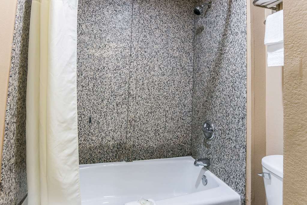 QUALITY INN AND SUITES ATLANTA AIRP-guestroom-Guest Room,Bathroom,On-Site.jpg