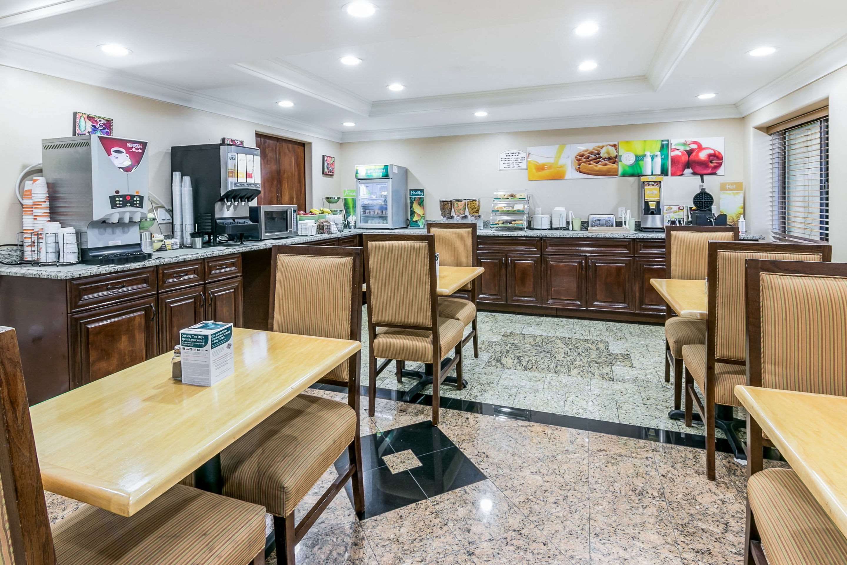 Spacious breakfast area | Quality Inn & Suites Atlanta Airport South