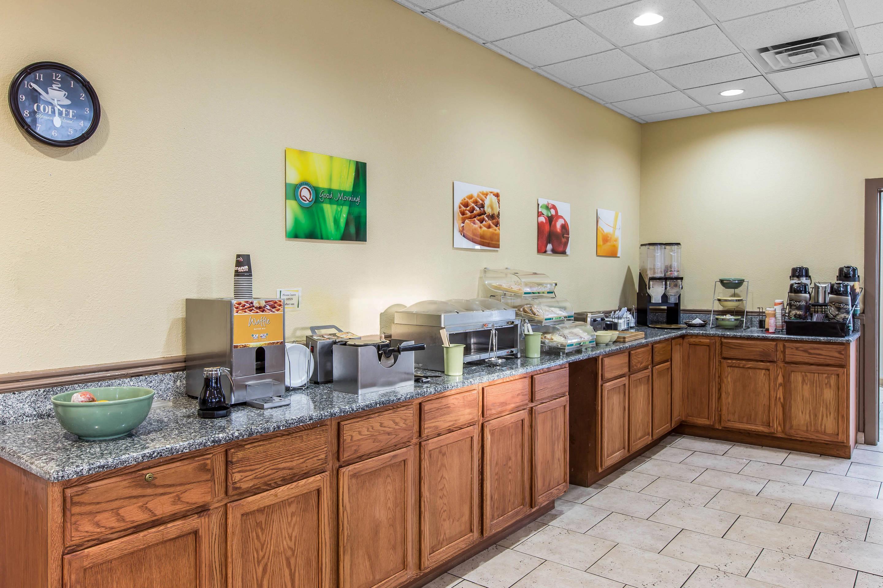 Breakfast area | Quality Inn & Suites Conference Center Thomasville