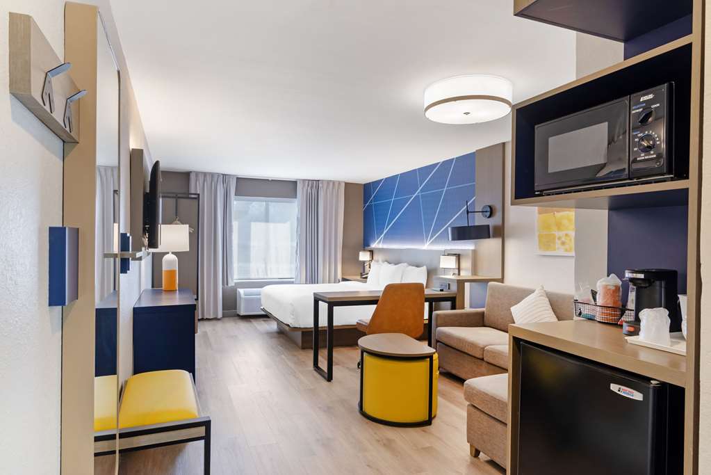 COMFORT SUITES NORTHSIDE HOSPITAL G-guestroom-Guest Room,Suite,On-Site.jpg