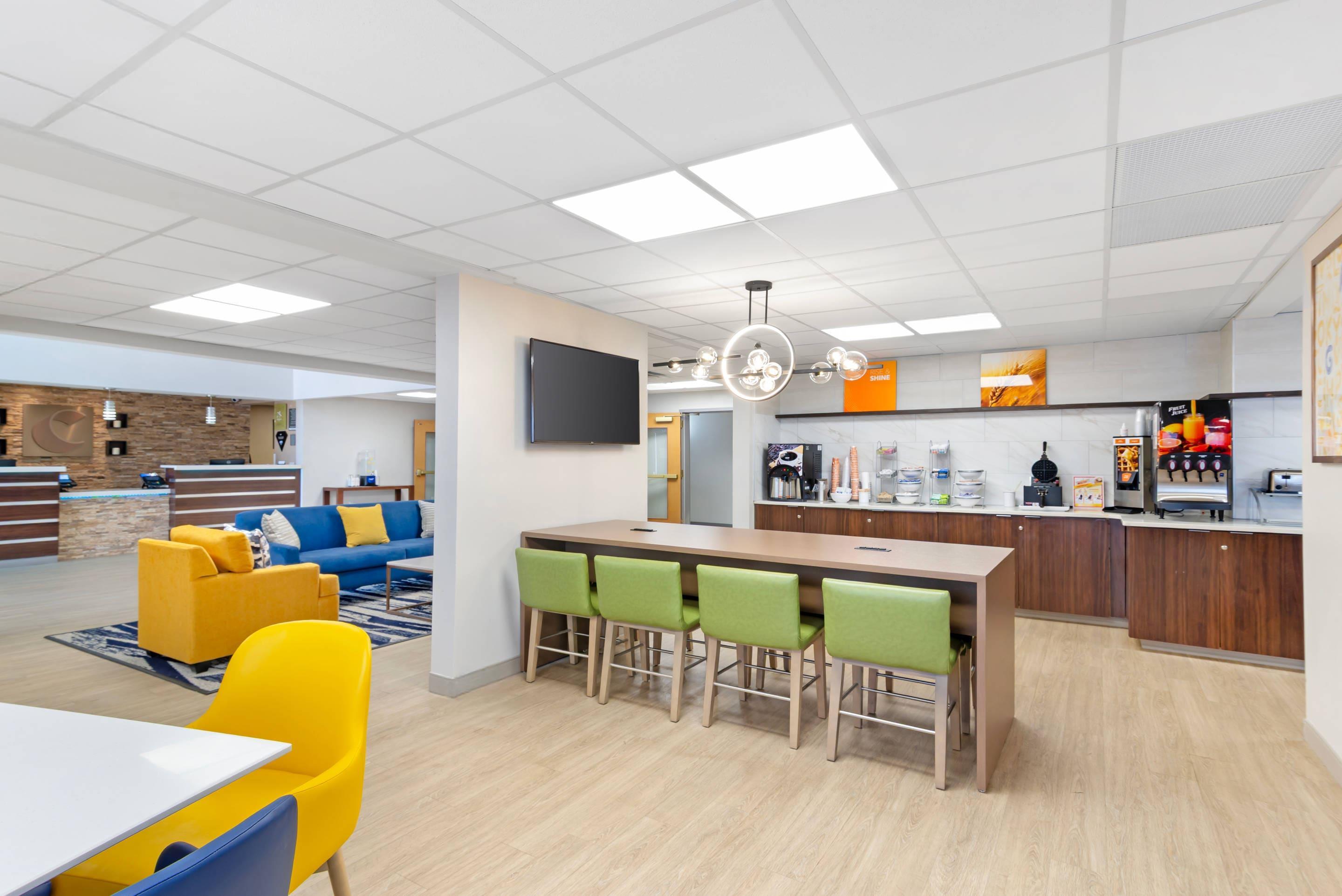 Breakfast area | Comfort Suites Northside Hospital Gwinnett