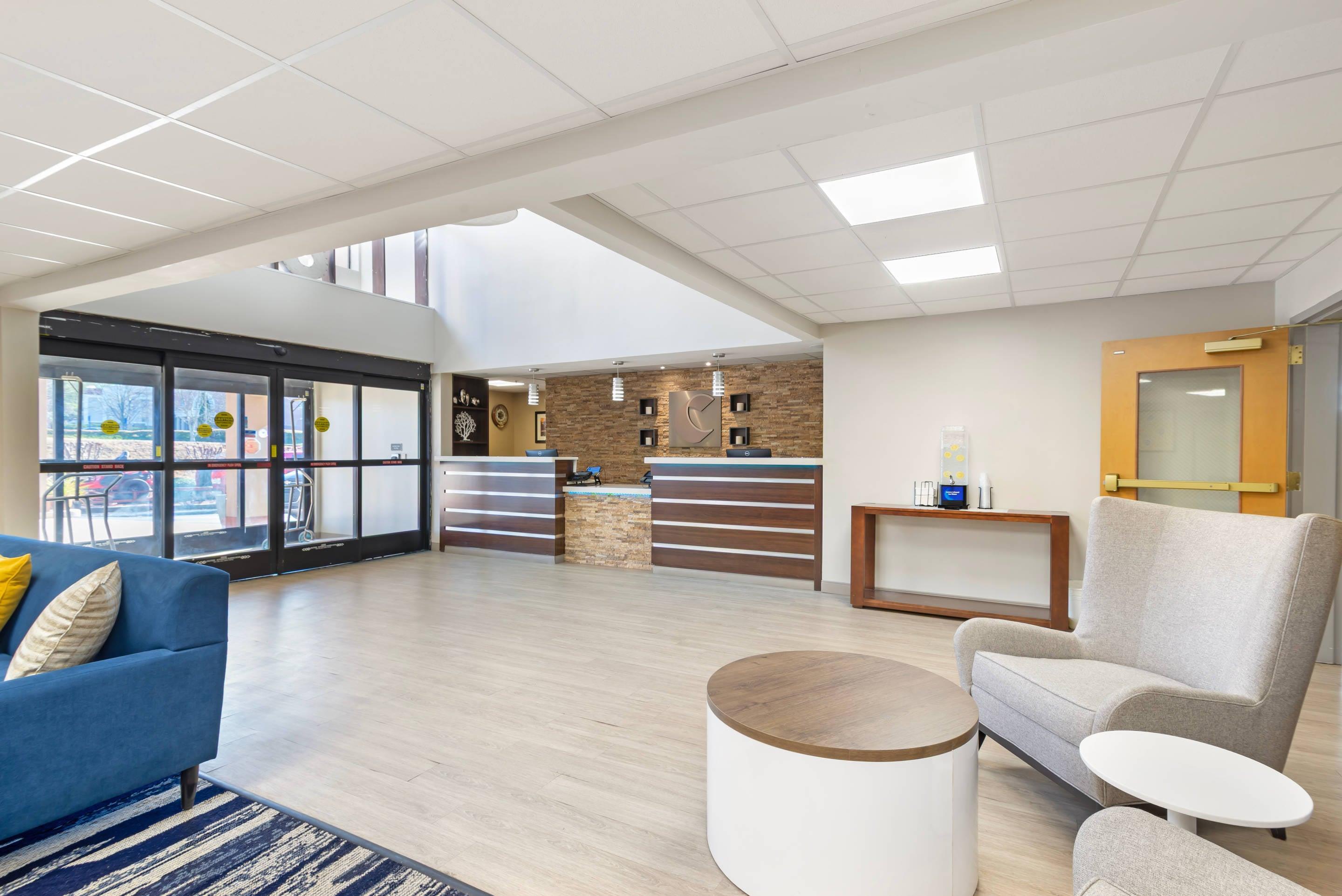 Hotel lobby | Comfort Suites Northside Hospital Gwinnett