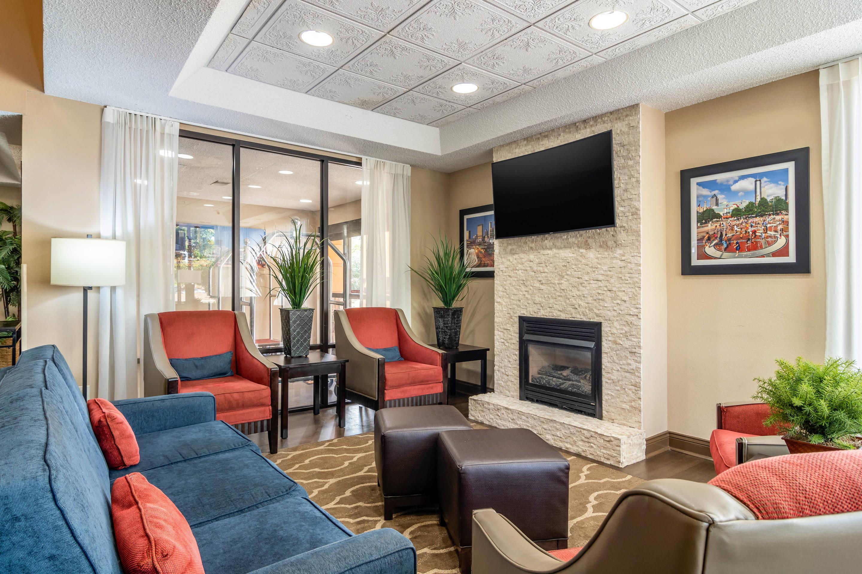 Lobby with sitting area | Comfort Inn & Suites Atlanta/Smyrna