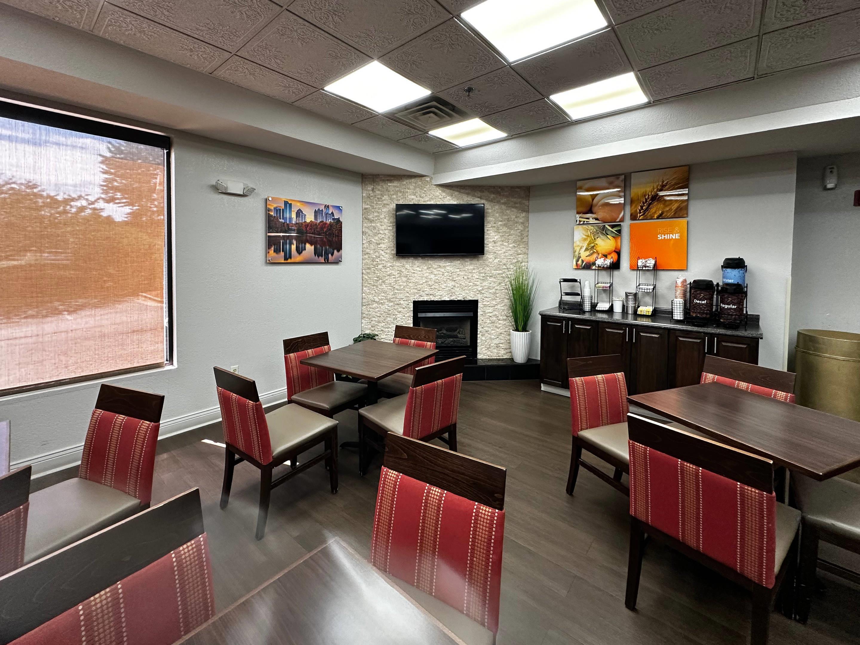Breakfast area | Comfort Inn & Suites Atlanta/Smyrna