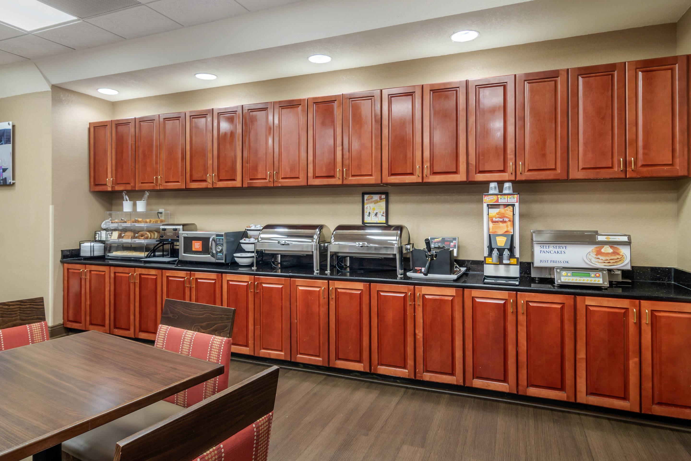Breakfast area | Comfort Inn & Suites Atlanta/Smyrna